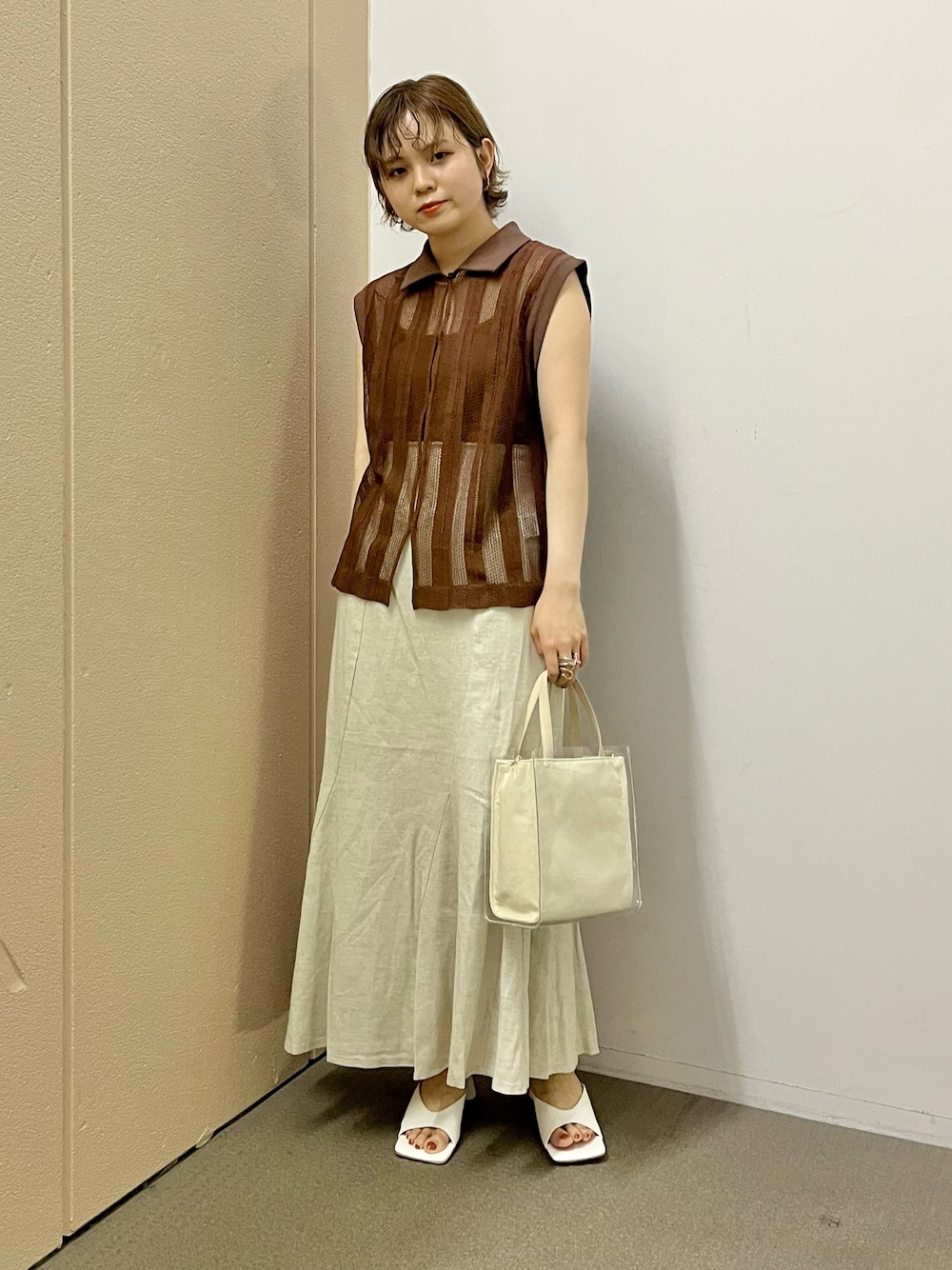 「KBF、kbf_ootd、カジュアルコーデ、低身長、マーメイドスカート、リネン、ポロシャツ、レース、夏コーデ、スクエアバッグ、クリアバッグ、ノースリーブ、ブラウン、ベージュ」｜「KBFのスクエアトゥカーヴィーミュール（サンダル、イエロー系）」を使った、serikaさん（レディース・153cm）の夏コーディネートの1枚目の写真