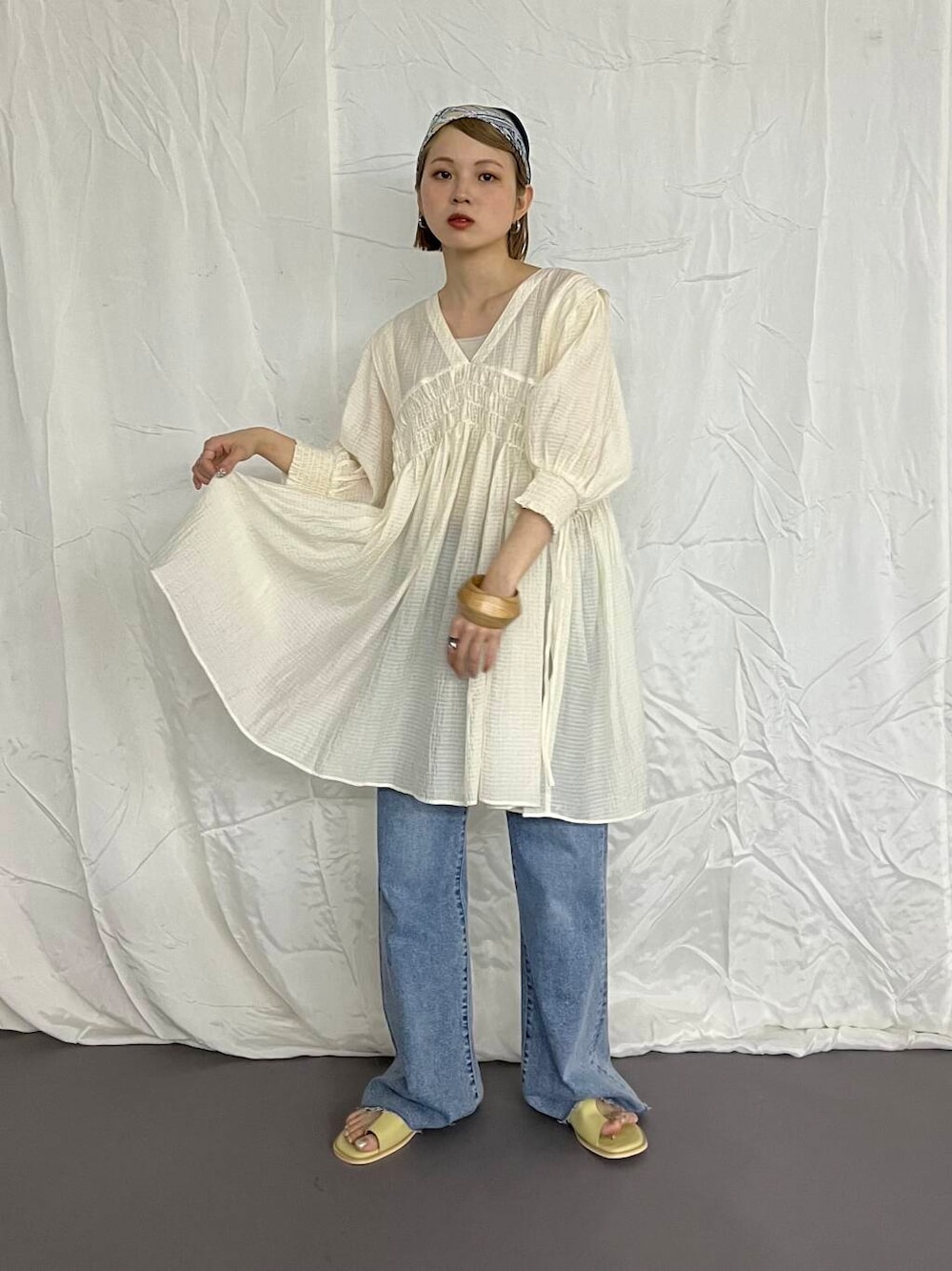 「ワンピース、デニム、きれいめカジュアル、シンプルコーデ、kbf_ootd、KBF、スカーフ、低身長、春コーデ、春服、パンツスタイル、低身長コーデ、春夏コーデ、骨格ナチュラル、春色」｜「KBFのコロッセオスカーフ（バンダナ/スカーフ、ブルー系）」を使った、serikaさん（レディース・153cm）の冬コーディネートの1枚目の写真