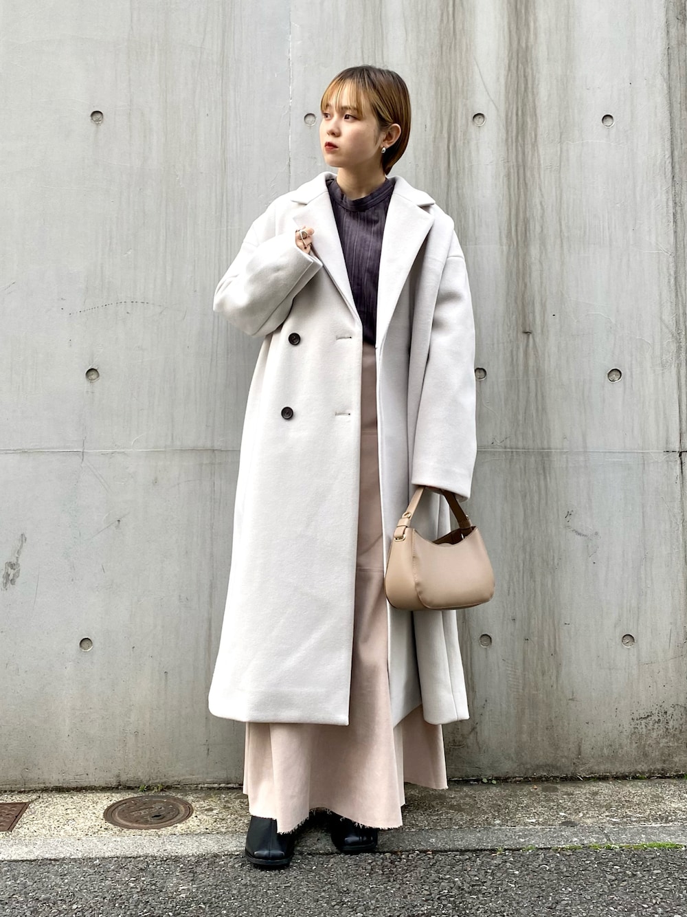 「クリスマスに着たい服、KBF、kbf_ootd、ロングコート、冬コーデ、大人コーデ、低身長、スカート、シンプルコーデ、あったかコーデ、チェスターコート、ミニバッグ、お出かけコーデ、大人カジュアル」｜「KBFのダブルチェスターコート（チェスターコート、グレー系）」を使った、serikaさん（レディース・153cm）の冬コーディネートの1枚目の写真