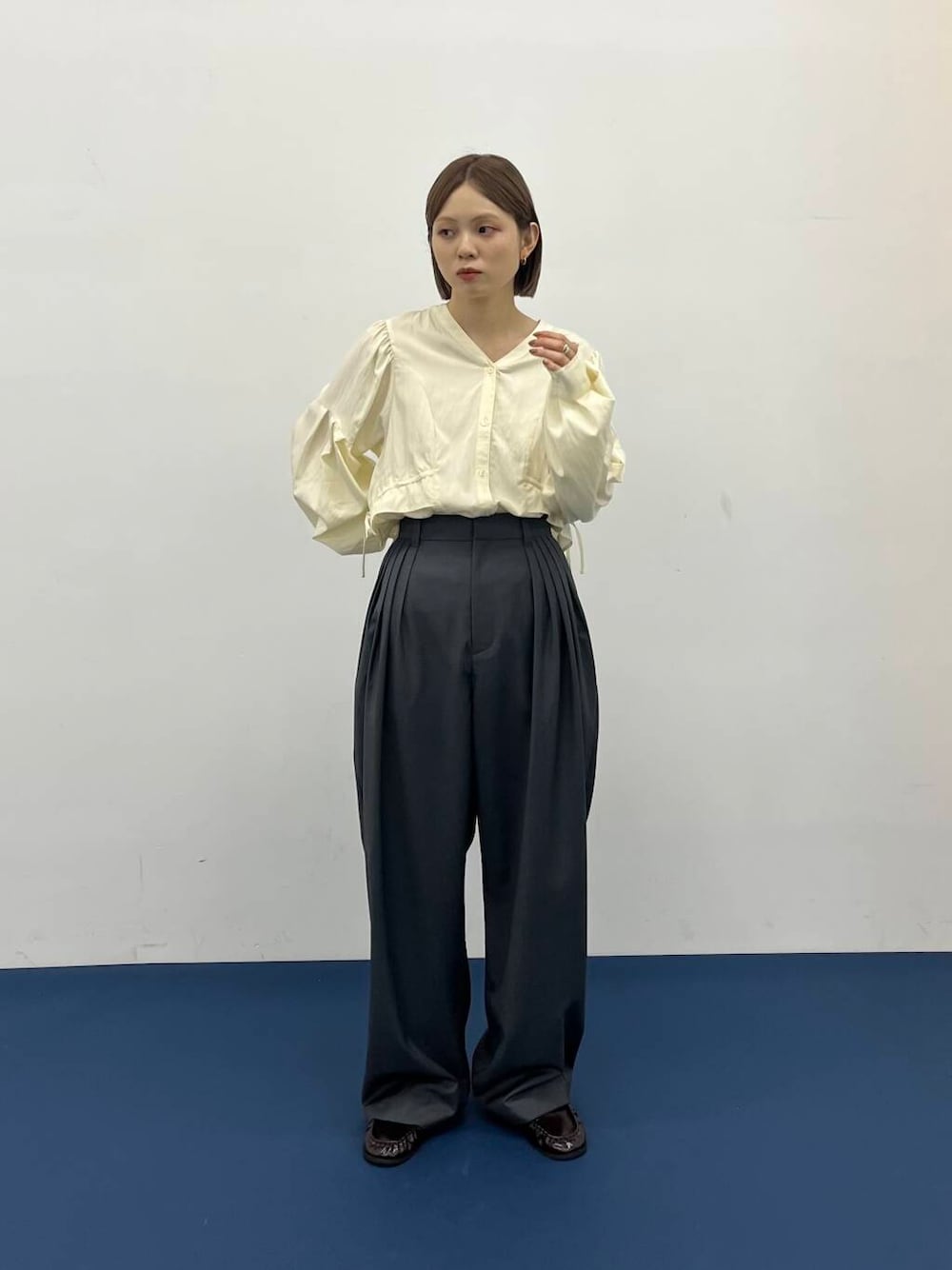 「秋コーデ、スラックス、ローファー、Vネック、シンプルコーデ、ブラウス、kbf_ootd、KBF、ボリュームスリーブ、低身長、パンツスタイル、低身長コーデ、オフィススタイル、きれいめコーデ、骨格ナチュラル」｜「KBFのVネックボリュームブラウス（シャツ/ブラウス、イエロー系）」を使った、serikaさん（レディース・153cm）の夏コーディネートの1枚目の写真