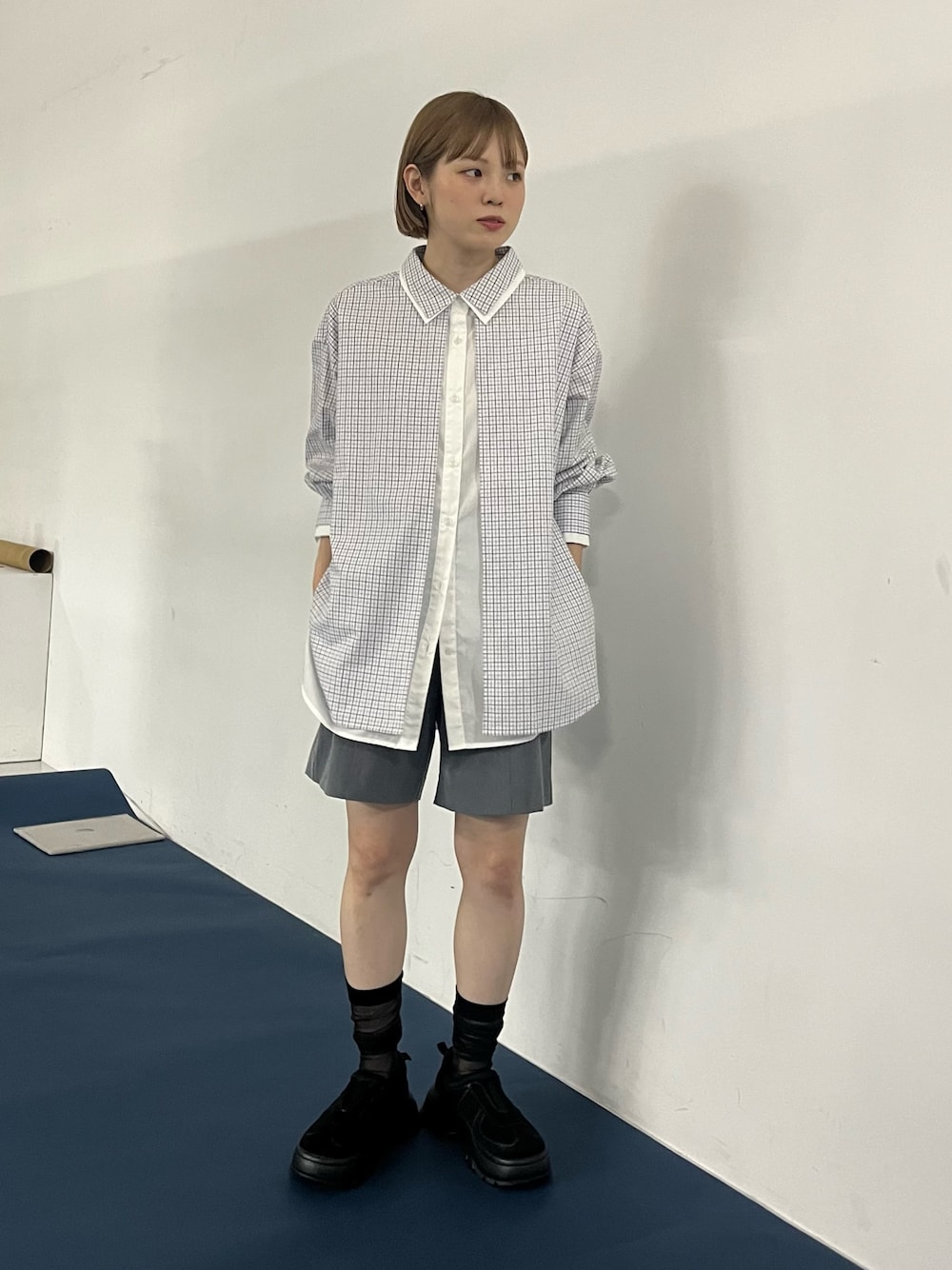 ブラウン系のシャツ/ブラウス、グレー系のその他パンツ、ブラック系のスニーカーを着用したレディースの夏コーディネートの1枚目の写真