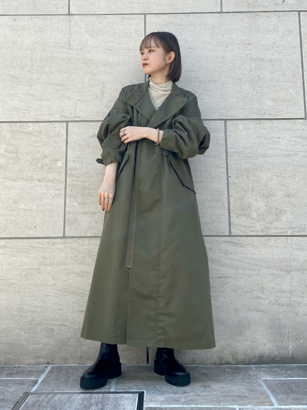 「コート、ミリタリー、ブーツ、KBF、ハイネック、カーキ、サイドゴアブーツ、低身長、シアー、秋コーデ、オトナ女子、kbf_ootd、ミリタリージャケット」｜「KBFのチェッカープリントシアーカットソー（Tシャツ/カットソー、ベージュ系）」を使った、serikaさん（レディース・153cm）の秋コーディネートの1枚目の写真