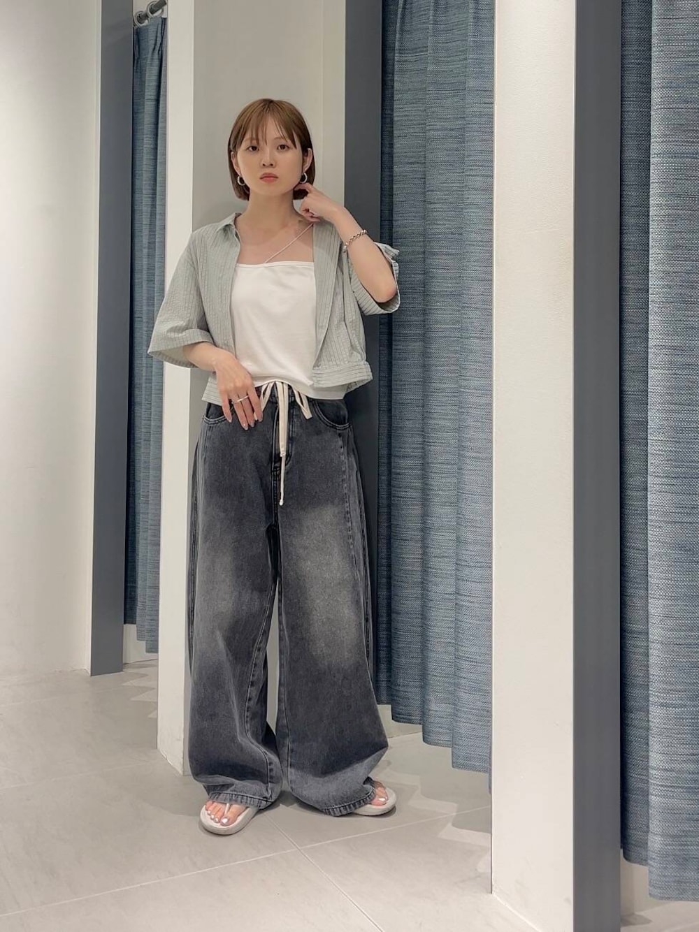「デニム、ストライプシャツ、カジュアルコーデ、シンプルコーデ、kbf_ootd、KBF、低身長、夏コーデ、パンツスタイル、newarrival、低身長コーデ、ワイドデニム、カップ付きインナー、骨格ナチュラル、短丈トップス」｜「KBFの『2サイズ展開』ドローストリングデニム（デニムパンツ、ブルー系）」を使った、serikaさん（レディース・153cm）の夏コーディネートの1枚目の写真