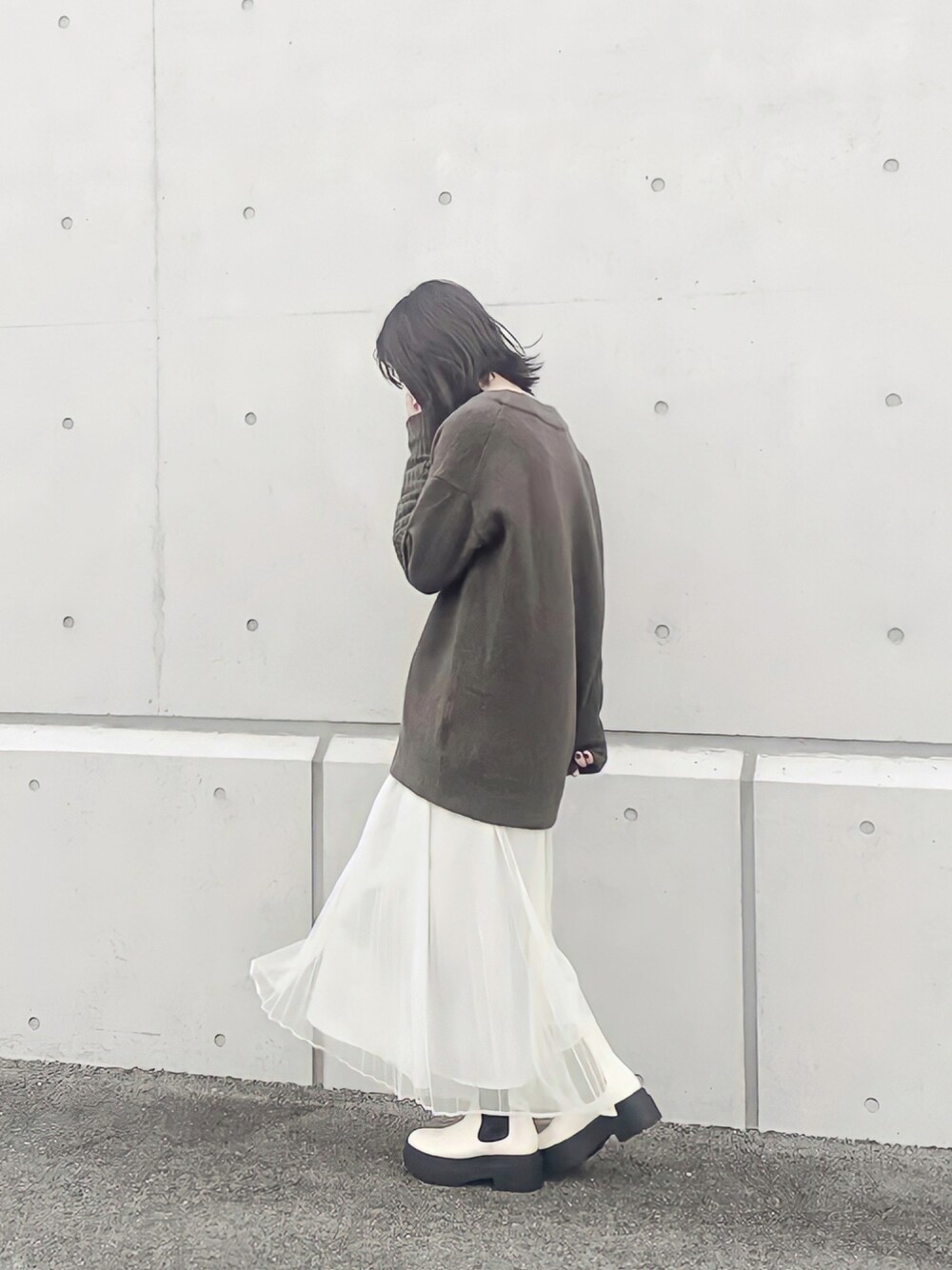 「シンプル、チュールスカート、サイドゴアブーツ、シンプルコーデ、ラフコーデ、大人ガーリー、未来のWEARISTAプロジェクト」｜「LAGUNAMOONのアームウォーマーニットプルオーバー（ニット/セーター、ブラウン系）」を使った、ayakaさん（レディース・160cm）の秋コーディネートの1枚目の写真