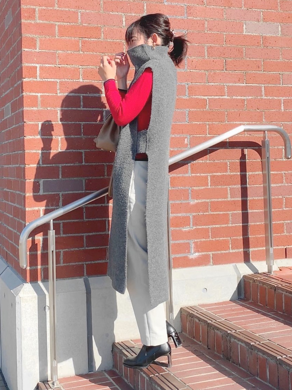 「ZARAのアイテム（パンツ、ホワイト系）」を使った、ayakaさん（レディース・160cm）の冬コーディネートの1枚目の写真