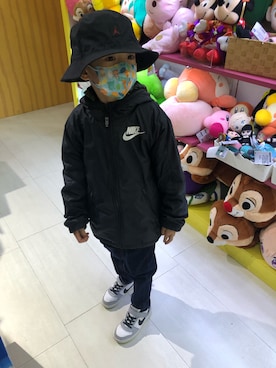 「AIR JORDAN（エアジョーダン）のアイテム（帽子、ブラック系）」を使った、⭐️Mimi&TiTi⭐️蜜踢姐弟⭐️さん（キッズ）の冬コーディネート