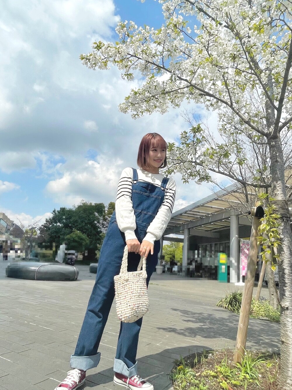 「大人カジュアル、低身長コーデ、休日コーデ、ゆるコーデ、おでかけコーデ、ミニバッグ、オーバーオール、ラフ、オールインワン、パンツコーデ、リラックススタイル、楽チンコーデ、赤」｜「BEAMSのアイテム（ハンドバッグ、ホワイト系）」を使った、もえかさん（レディース・152cm）の夏コーディネートの1枚目の写真