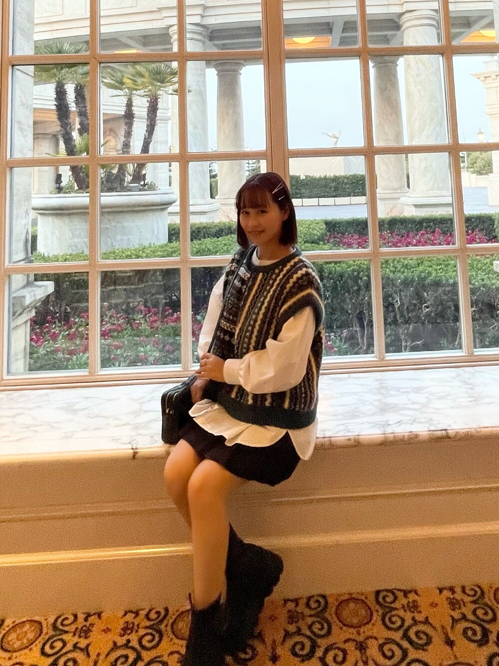 「大人カジュアル、休日コーデ、低身長コーデ、きれいめカジュアル、厚底シューズ、カジュアルガーリー、ブラウス、ディズニーコーデ、ブラック、152cm、ホテルミラコスタ」｜「BEAMSのアイテム（ニット/セーター、グリーン系）」を使った、もえかさん（レディース・152cm）の夏コーディネートの1枚目の写真