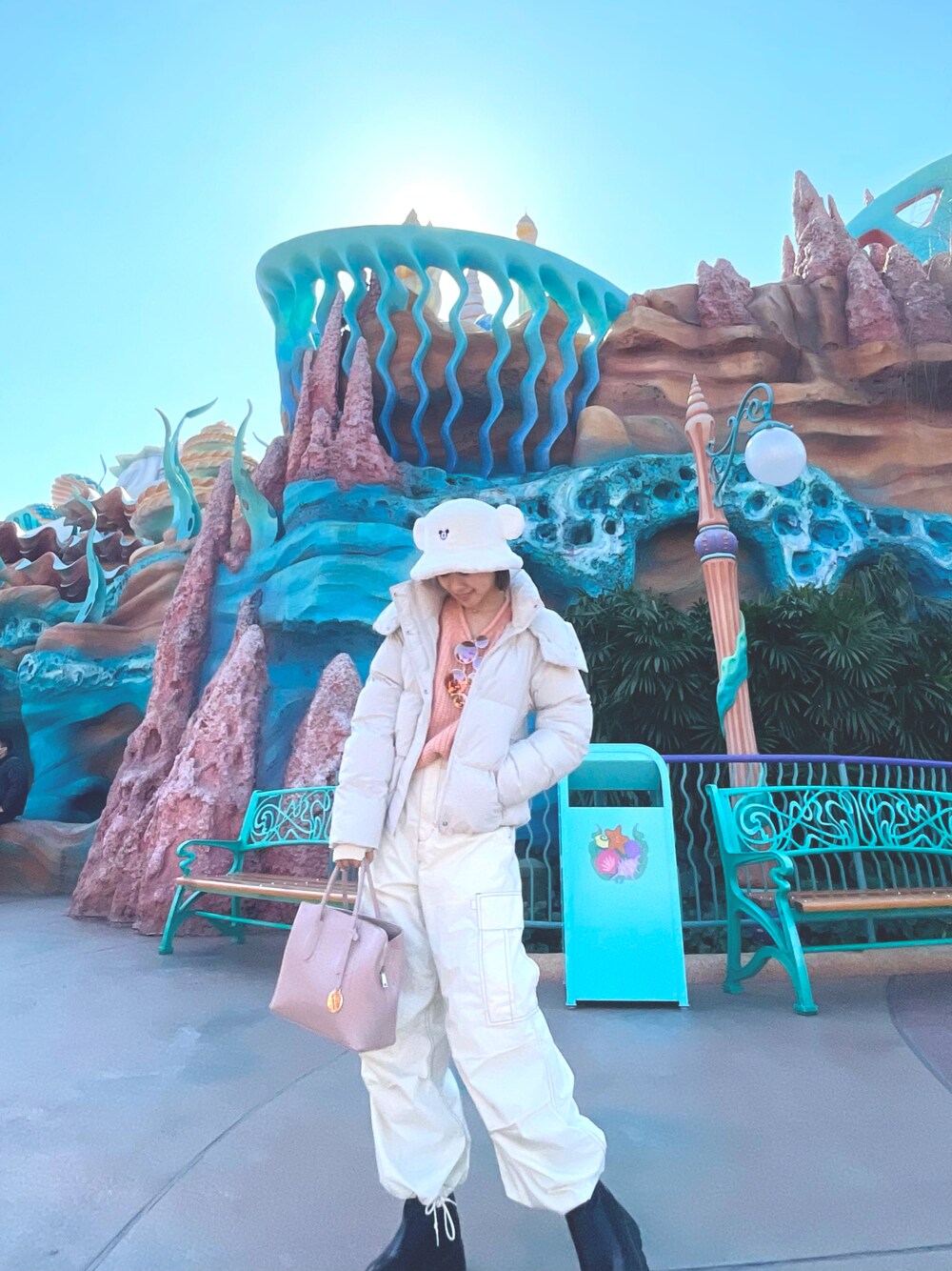「春服コーデ、ディズニー、ディズニーコーデ、ディズニーシー、低身長コーデ、大人可愛い、パンツコーデ、春コーデ、GU、ダウンジャケット、骨格ウェーブ、ディズニーランド、春服デビュー宣言、ストリート、テーマパークコーデ」｜「GUのアイテム（ダウンジャケット/コート、ホワイト系）」を使った、もえかさん（レディース・152cm）の春コーディネートの1枚目の写真