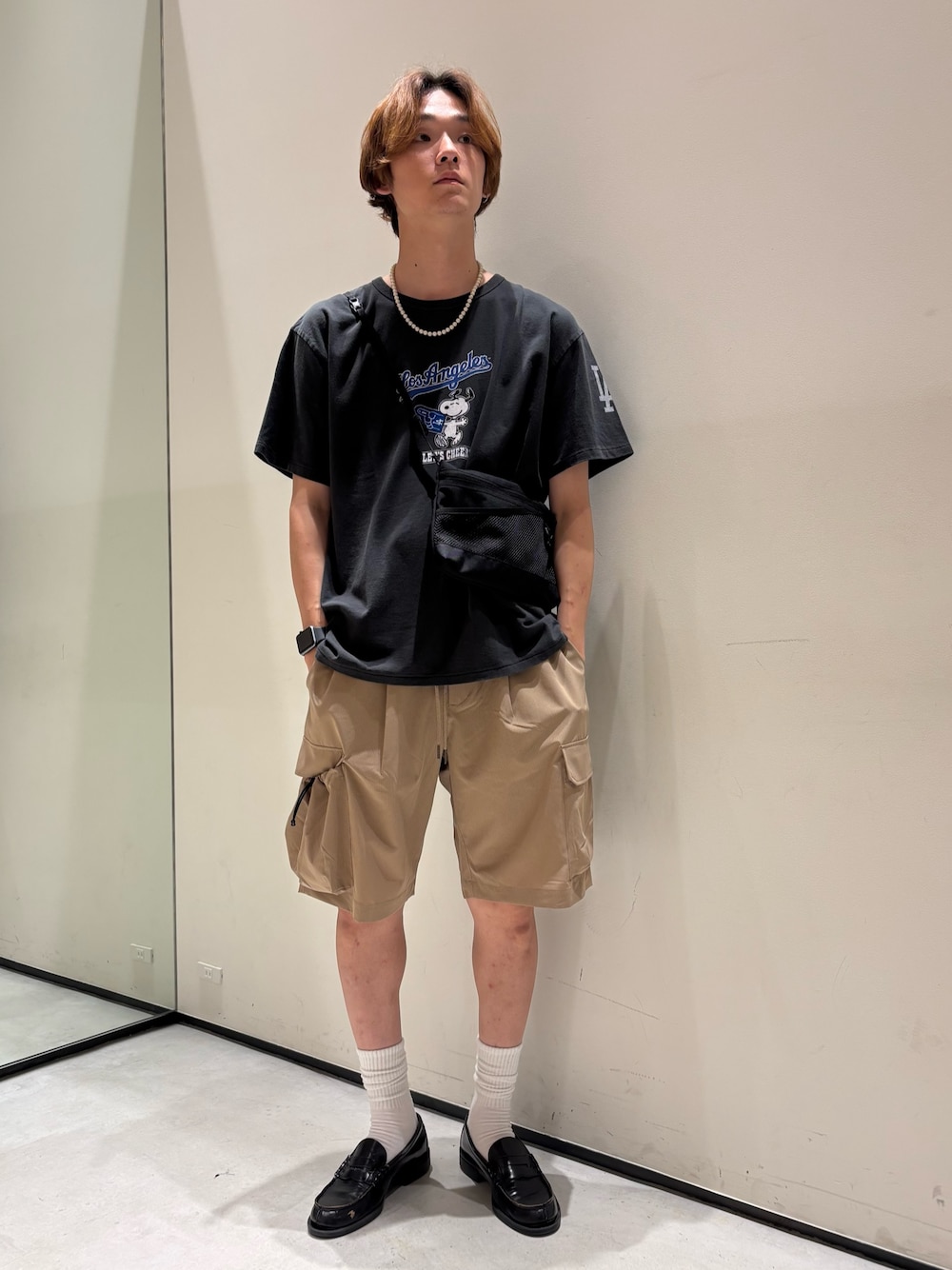 ブラック系のTシャツ/カットソー、ブラック系のショルダーバッグ、ベージュ系のその他パンツを着用したメンズの夏コーディネートの1枚目の写真