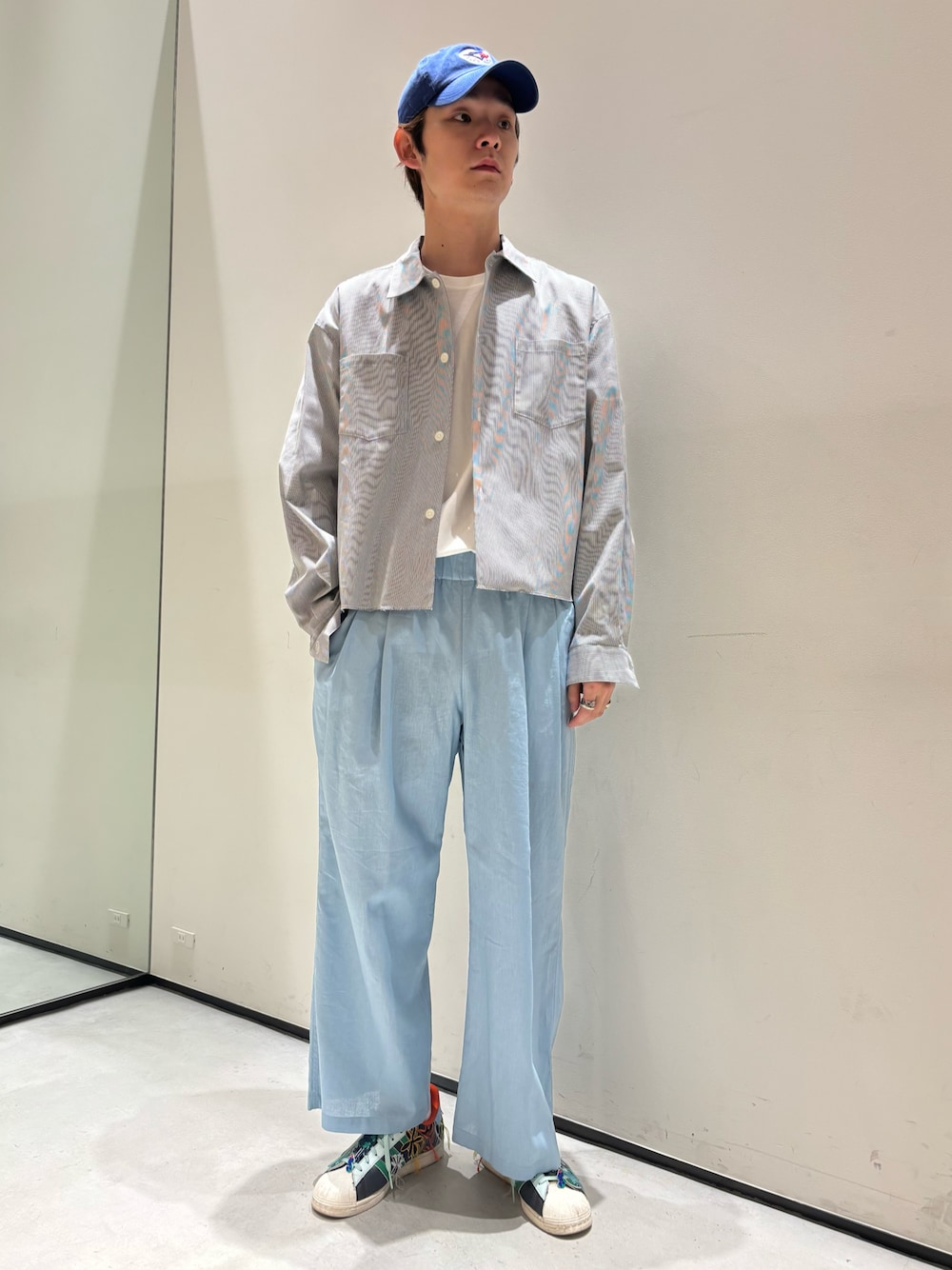 「ストライプシャツ、春夏コーデ、デートコーデ、キャップ、大人カジュアル、スニーカー、Tシャツ、お出かけコーデ、休日スタイル、シャツスタイル、やっぱり帽子が好き」｜「JOURNAL STANDARD relumeの【ZOZO限定】CORDLANE クロップドL/S（シャツ/ブラウス、ブラック系）」を使った、ないきさん（メンズ・182cm）の春コーディネートの1枚目の写真