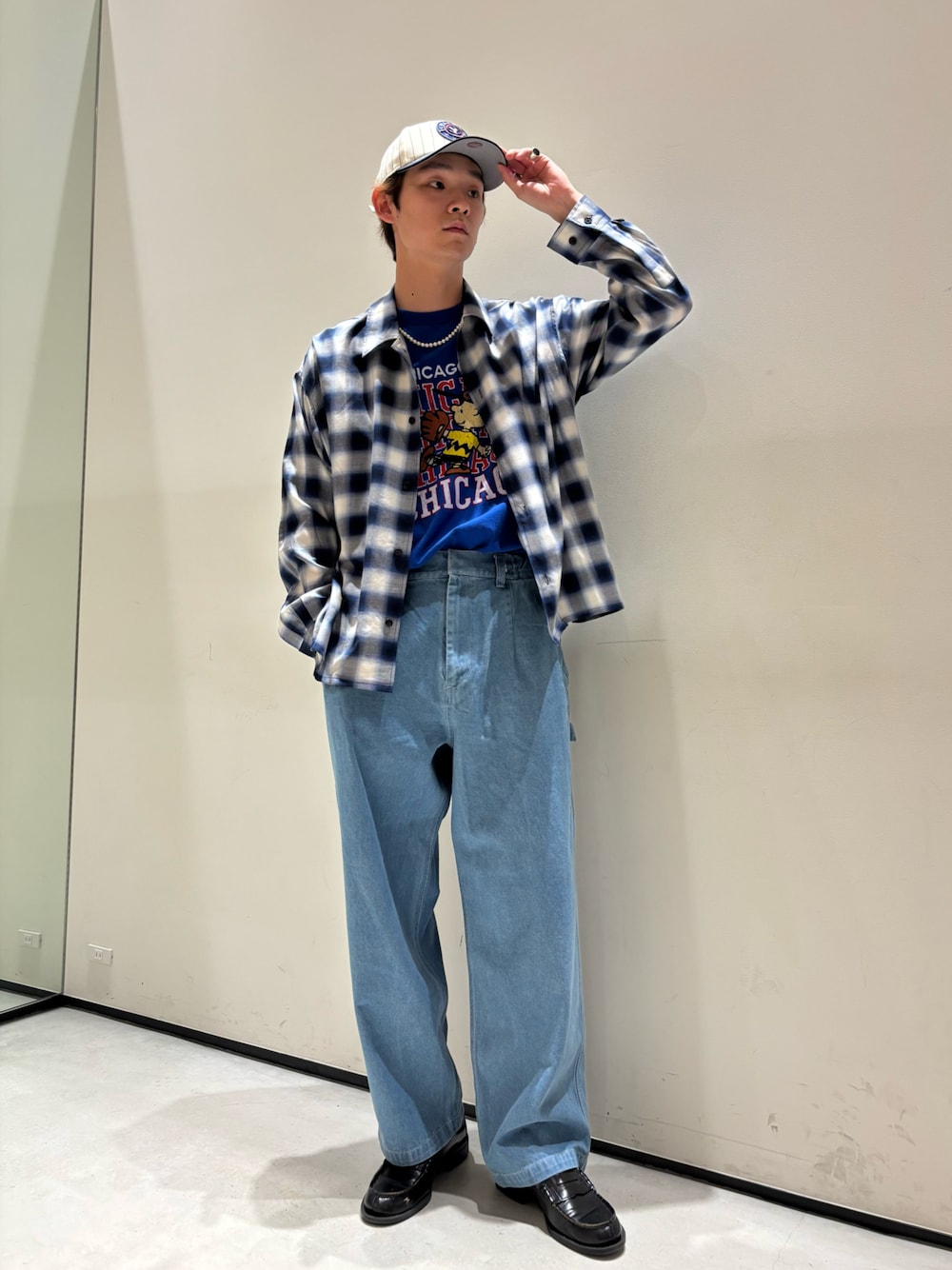 「シャツスタイル、デニム、ローファー、キャップ、春めき満開コーデ、春コーデ、大人カジュアル、休日スタイル、カジュアルコーデ、春服コーデ、チェックシャツ、ワイドパンツ、やっぱり帽子が好き」｜「JOURNAL STANDARD relumeのコットン/レーヨン オンブレチェックシャツ（シャツ/ブラウス、ブルー系）」を使った、ないきさん（メンズ・182cm）の春コーディネートの1枚目の写真