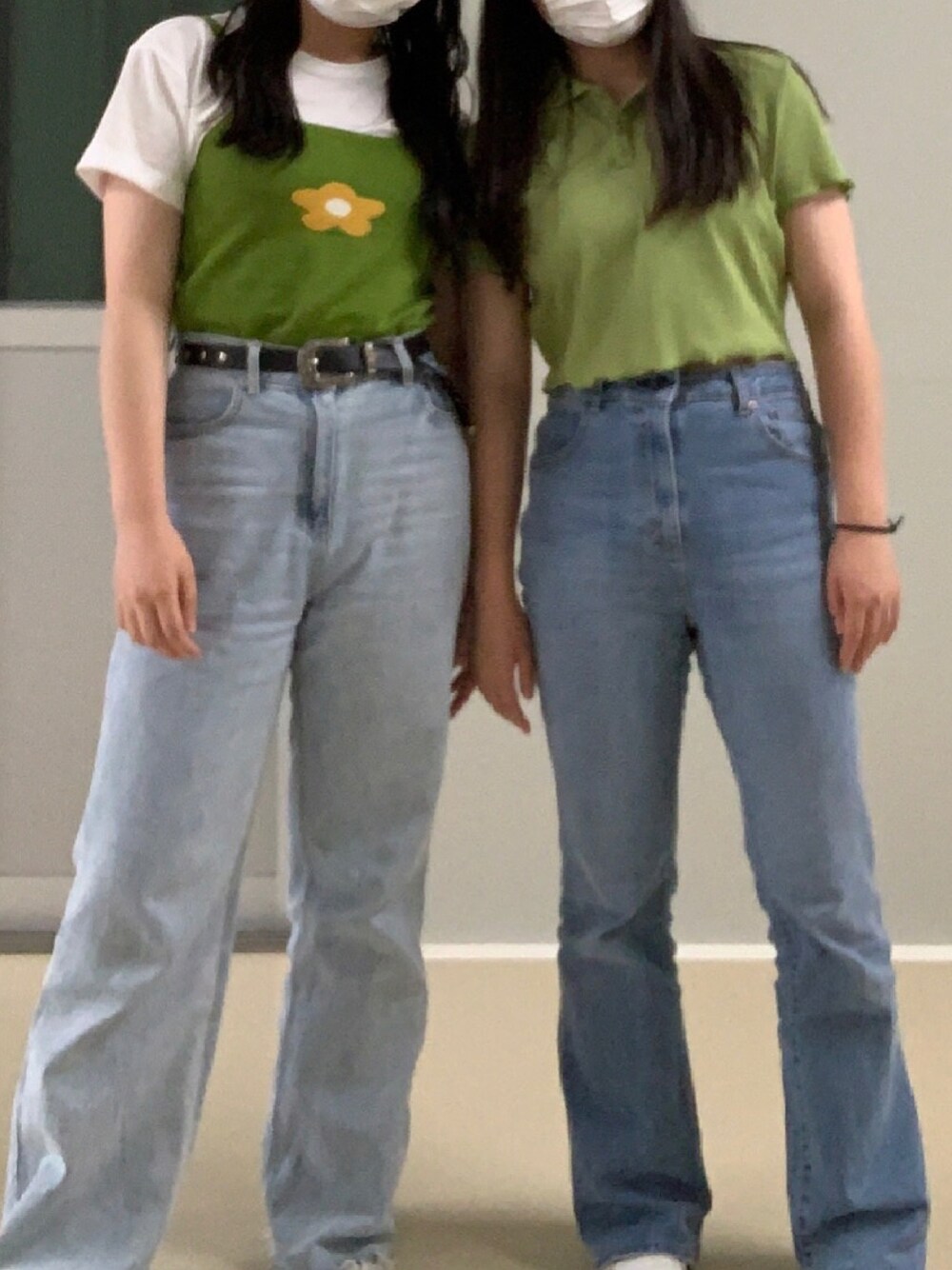 グリーン系のニット/セーター、グリーン系のトップス、ブルー系のパンツを着用したレディースの夏コーディネートの1枚目の写真