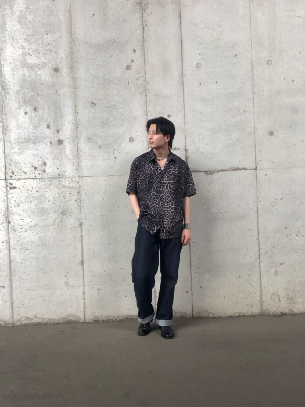 グレー系のシャツ/ブラウス、ブルー系のデニムパンツを着用したメンズの夏コーディネートの1枚目の写真