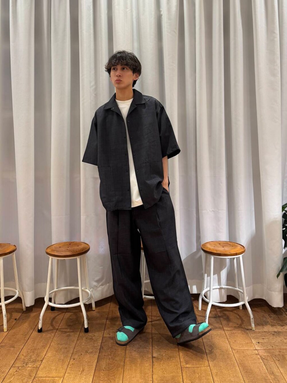 ホワイト系のTシャツ/カットソー、グレー系のサンダル、グレー系のその他パンツを着用したメンズの夏コーディネートの1枚目の写真