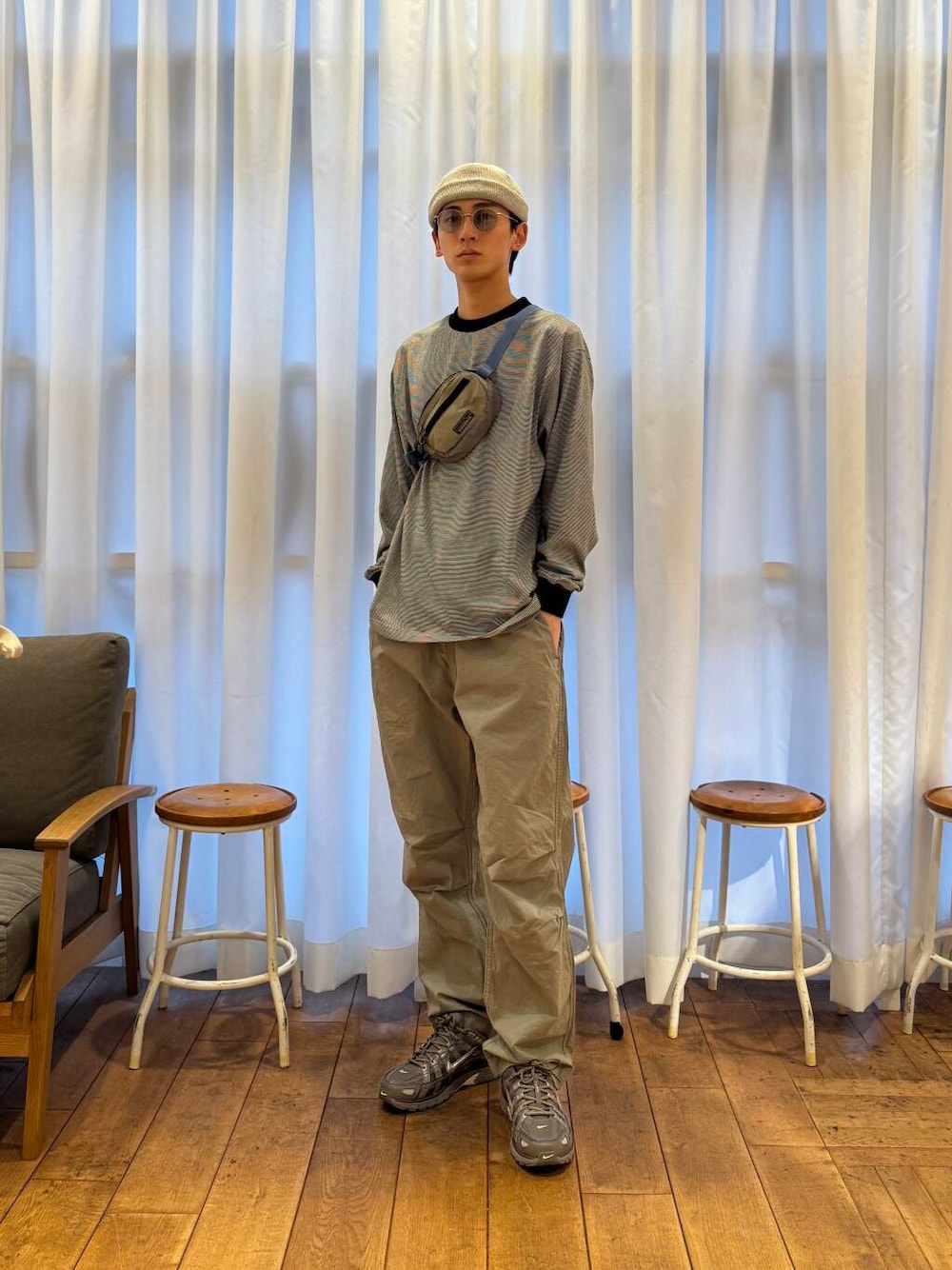 ベージュ系のその他パンツ、ブラック系のTシャツ/カットソー、グレー系のニットキャップ/ビーニーを着用したメンズの春コーディネートの1枚目の写真