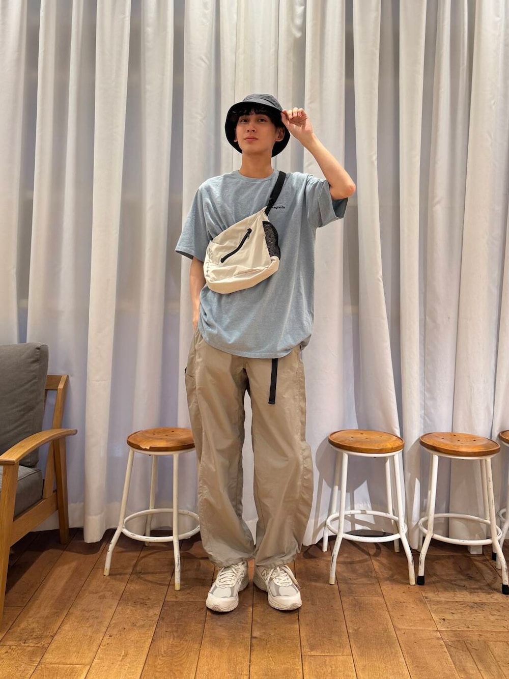 「カジュアル、urbanresearchdoors、Patagonia、ハット、アーバンリサーチドアーズ、休日コーデ、newarrival、doors、撥水、newbalance、防水、メンズスニーカー、暮らしを楽しむ、barap」｜「BURLAP OUTFITTERの『別注』BURLAP OUTFITTER×DOORS　Supplex Nylon Pants（その他パンツ、ベージュ系）」を使った、Imuさん（メンズ・177cm）の春コーディネートの1枚目の写真
