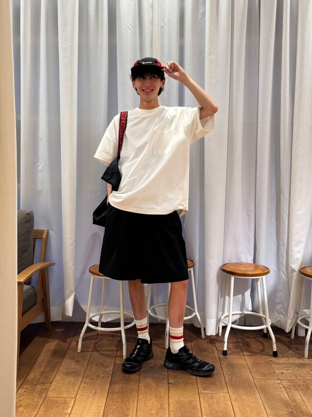 ホワイト系のTシャツ/カットソー、ブラック系のスニーカー、ブラック系のトートバッグを着用したメンズの夏コーディネートの1枚目の写真