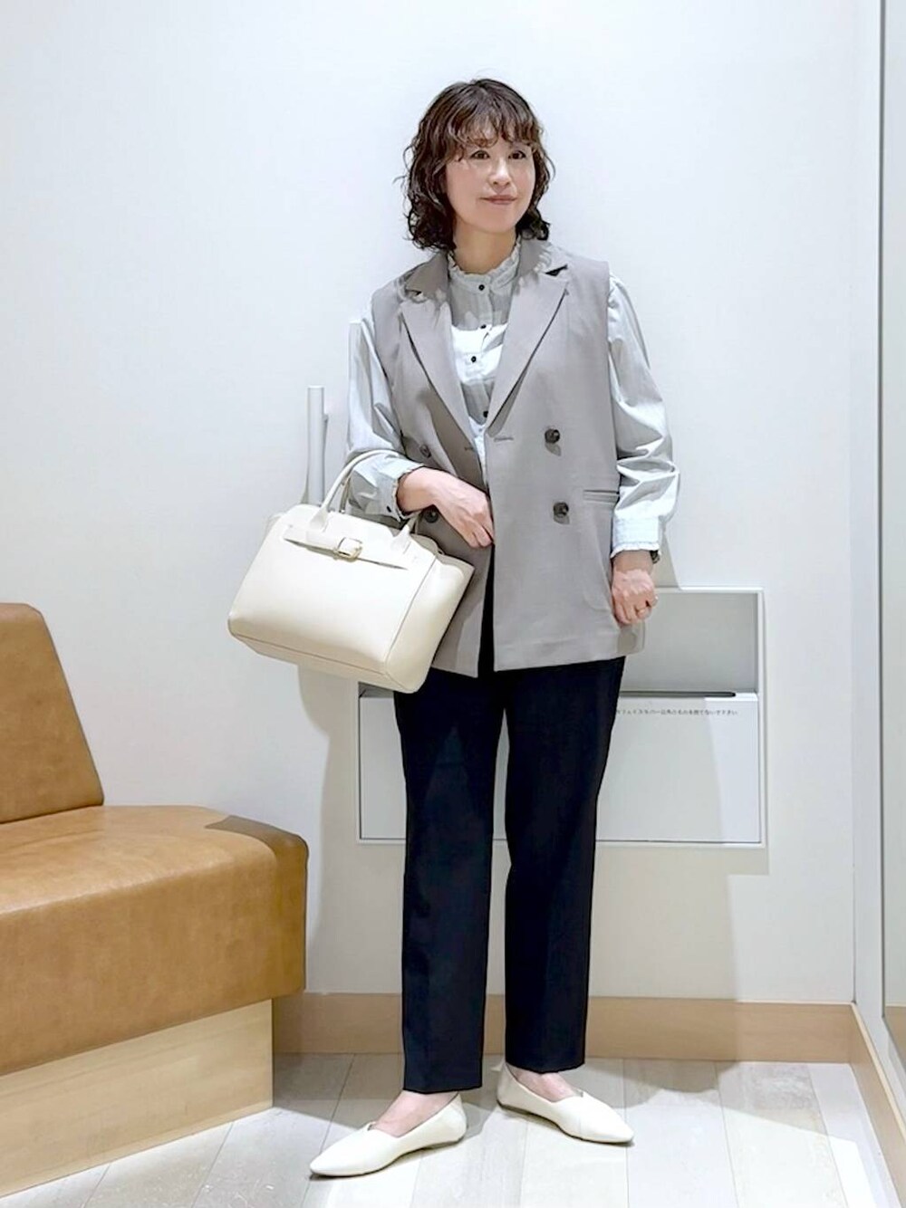 ブラック系のその他パンツ、ホワイト系のショルダーバッグ、ホワイト系のパンプスを着用したレディースの春コーディネートの1枚目の写真