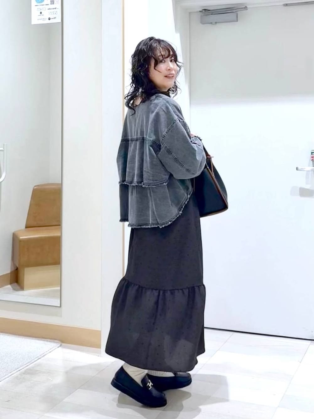 ブラック系のローファー、ブラック系のトートバッグ、ブラウン系のワンピースを着用したレディースの春コーディネートの1枚目の写真