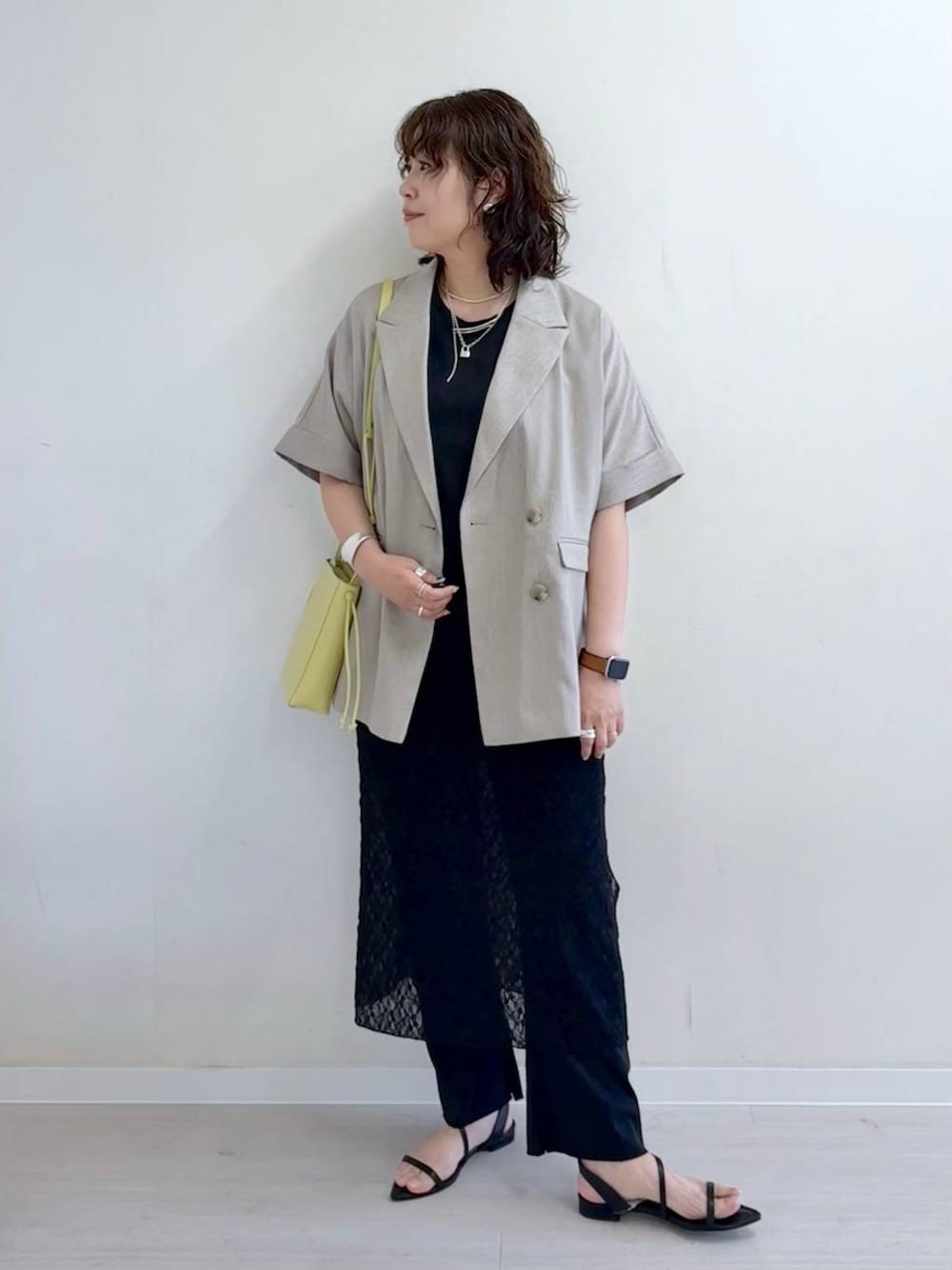 ブラック系のその他パンツ、イエロー系のショルダーバッグ、ブラック系のサンダルを着用したレディースの夏コーディネートの1枚目の写真