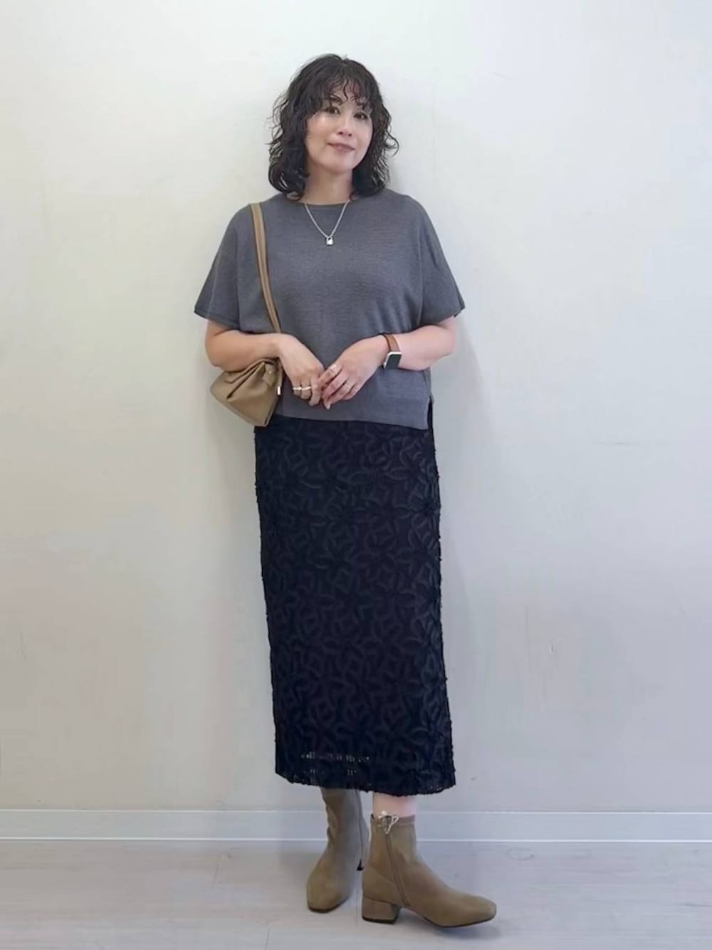 「着痩せ・細見え、GLOBAL WORK、ママコーデ、ベーシック/シンプル、きれいめカジュアル、大人カジュアル、スカート、ブーツ、ショルダーバッグ、WEB限定」｜「GLOBAL WORKのスッキレイさらさらドルマン/288068（ニット/セーター、グレー系）」を使った、nonさん（レディース・166cm）の夏コーディネートの1枚目の写真