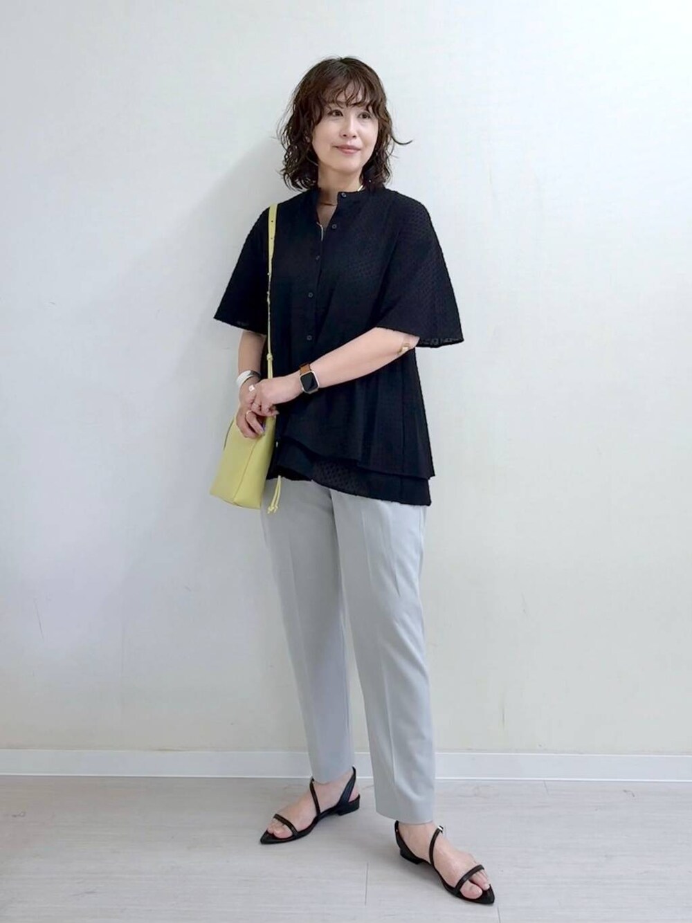 グレー系のその他パンツ、ホワイト系のタンクトップ、イエロー系のショルダーバッグを着用したレディースの夏コーディネートの1枚目の写真