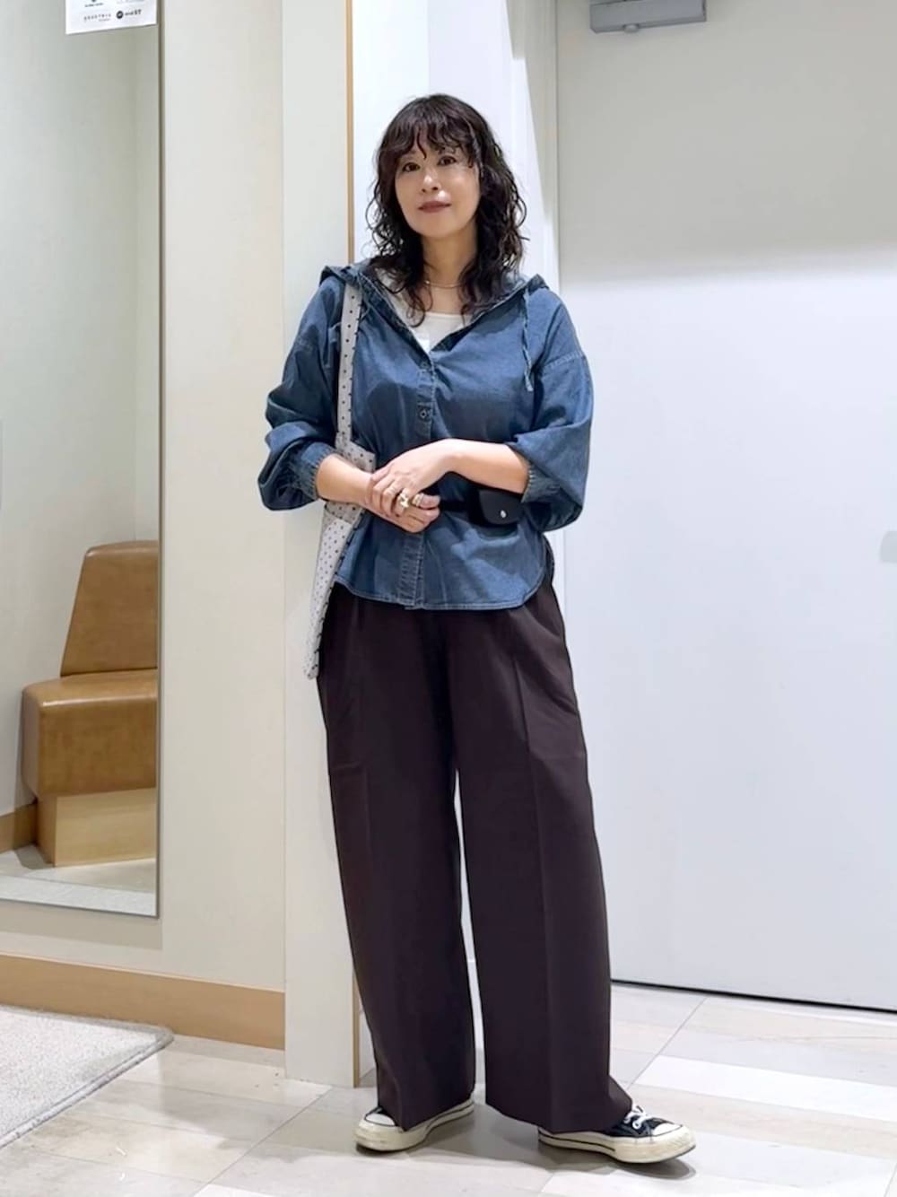 ブルー系のシャツ/ブラウス、ブラック系のボディバッグ/ウエストポーチ、ベージュ系のトートバッグを着用したレディースの秋コーディネートの1枚目の写真