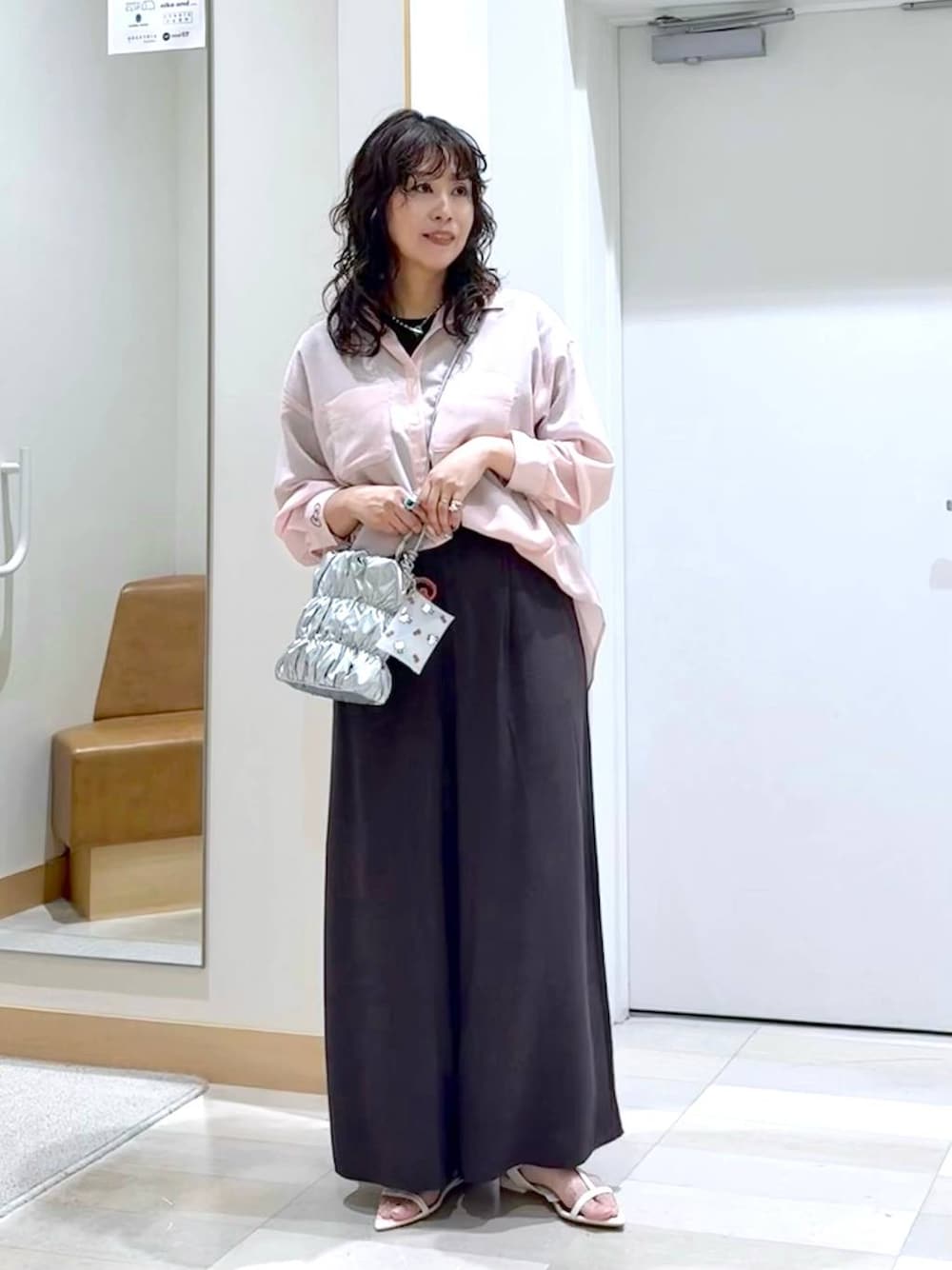 ブラウン系のその他パンツ、ブラウン系のTシャツ/カットソー、シルバー系のショルダーバッグを着用したレディースの夏コーディネートの1枚目の写真