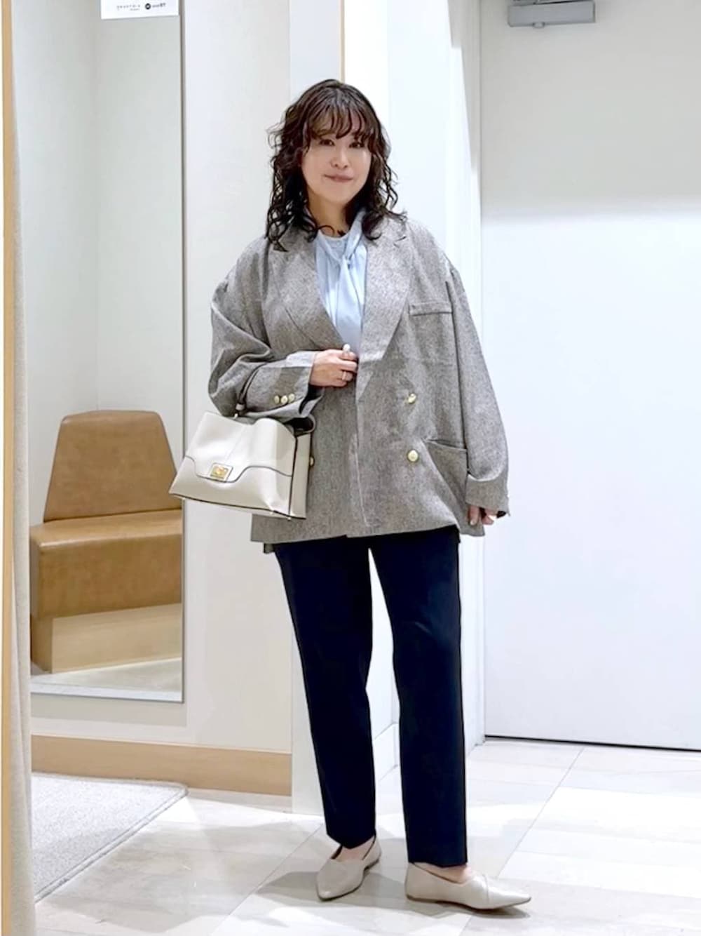 ホワイト系のパンプス、ブルー系のスラックス、ブルー系のシャツ/ブラウスを着用したレディースの春コーディネートの1枚目の写真