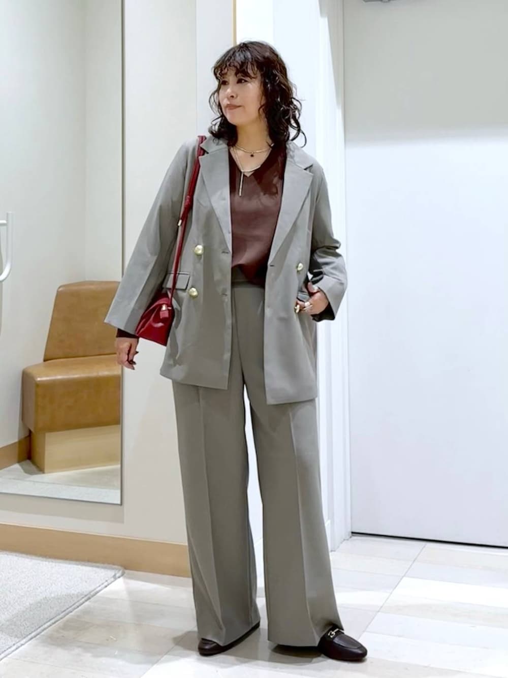 ブラウン系のローファー、ベージュ系のテーラードジャケット、ベージュ系のスラックスを着用したレディースの秋コーディネートの1枚目の写真