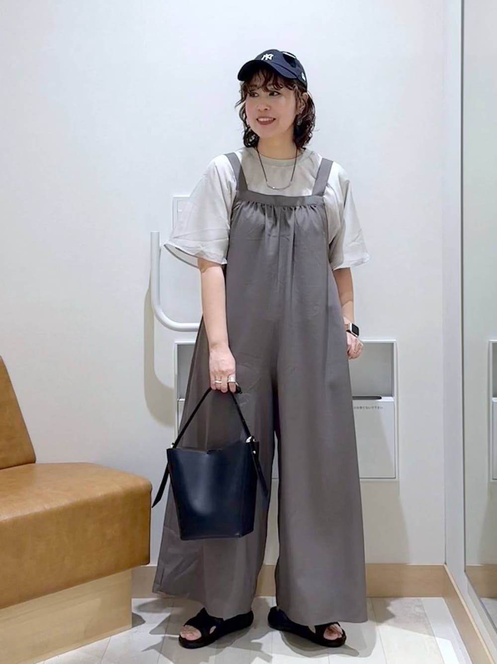 「キャップ、ネックレス、スニーカー、サロペット、カジュアル、着痩せ・細見え、差し色コーデ、GLOBAL WORK、ママコーデ、ベーシック/シンプル、夏コーデ、体型カバー、大人カジュアル、ゆったり、サンダル」｜「GLOBAL WORKのスペ軽5WAYショルダー/253022（ショルダーバッグ、ブラック系）」を使った、nonさん（レディース・166cm）の春コーディネートの1枚目の写真