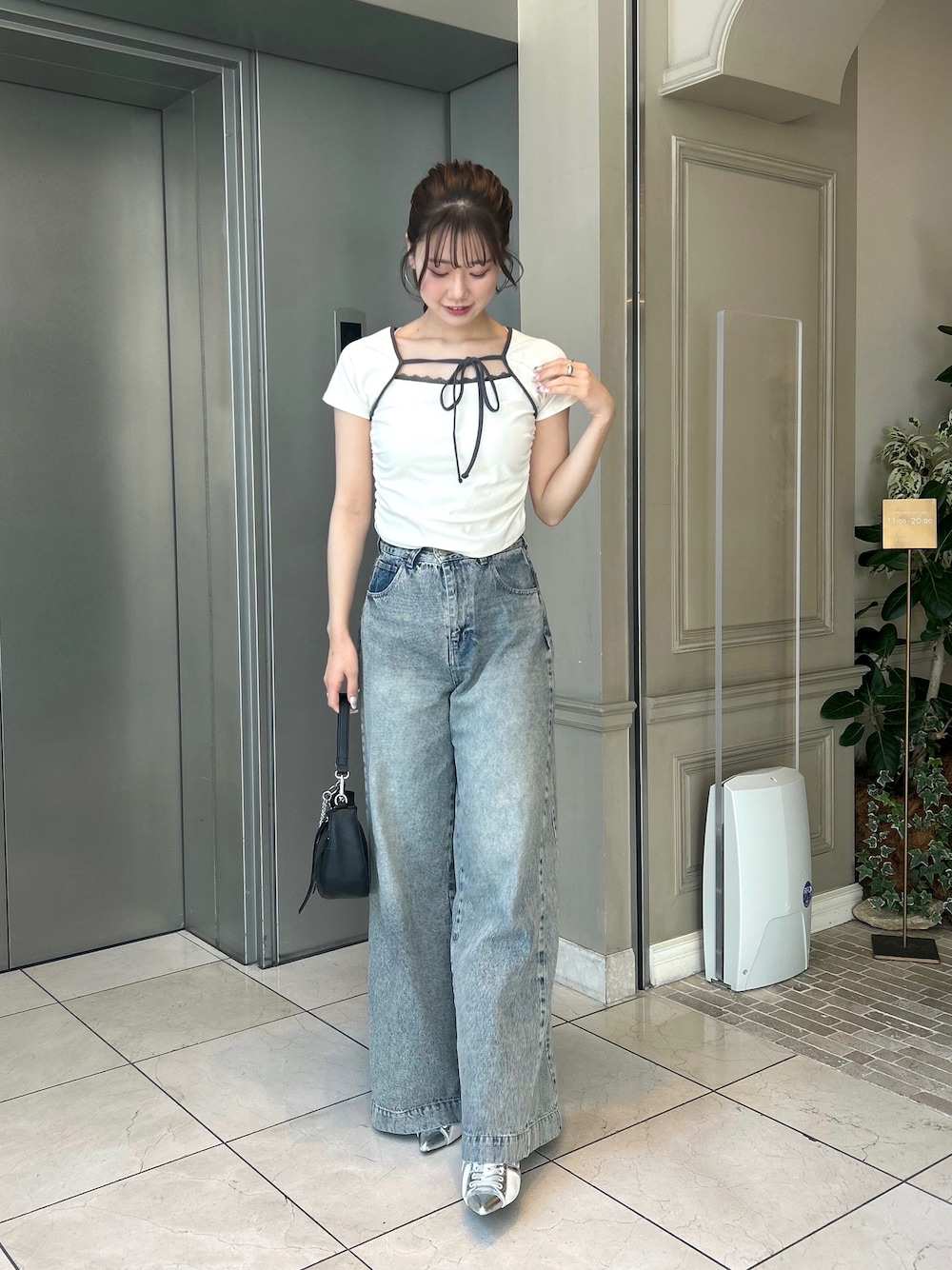 「Tシャツ、デザイントップス、夏コーデ、高身長コーデ、甘めカジュアル、骨格ナチュラル、デニム、デニムコーデ、レース」｜「Chicoの【5色展開】レイヤードデザインフレンチT（Tシャツ/カットソー、ホワイト系）」を使った、Satsukiさん（骨格ナチュラル・レディース・164cm）の春コーディネートの1枚目の写真