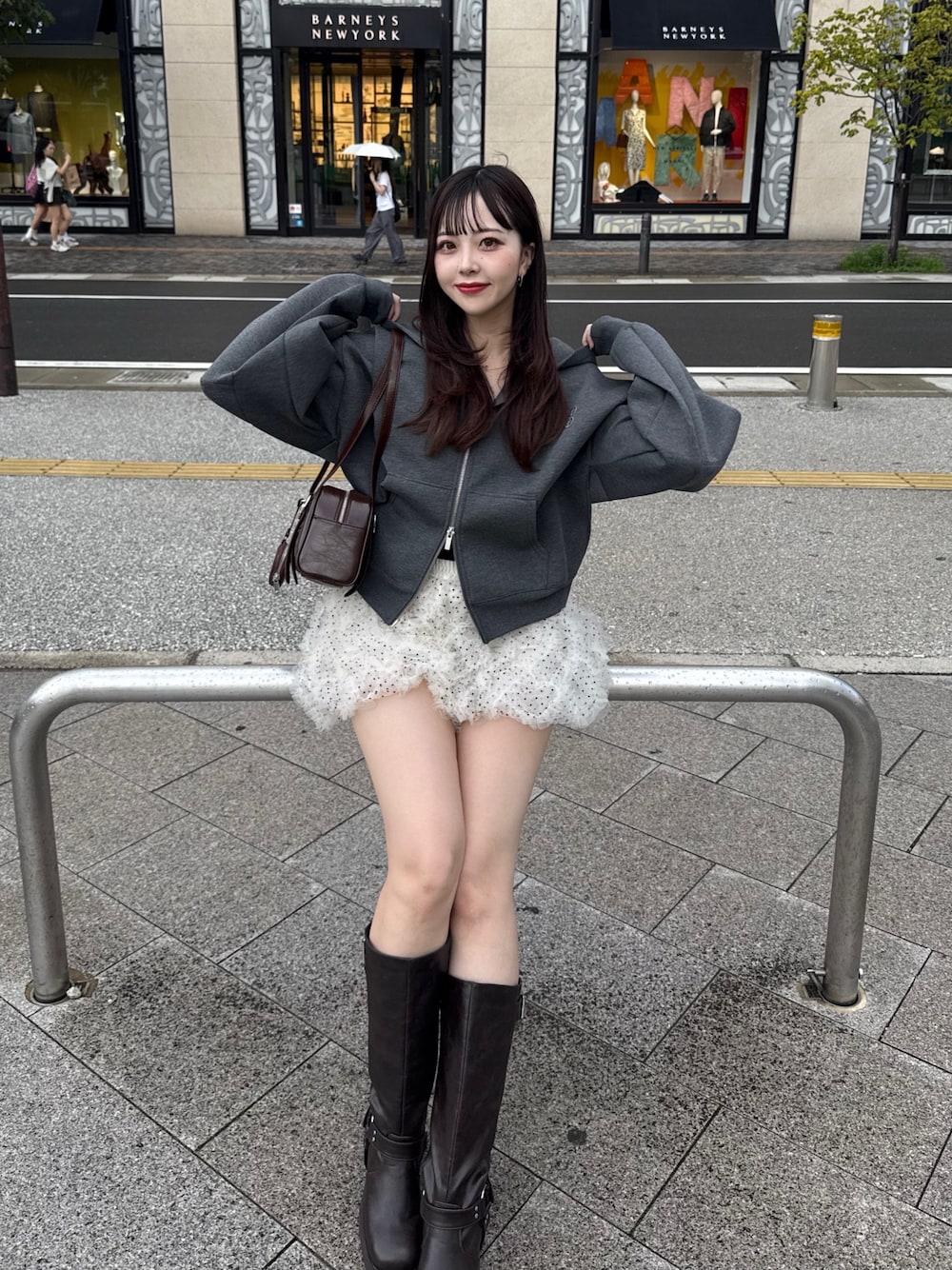 グレー系のパーカー、ホワイト系のその他パンツ、ブラウン系のブーツを着用したレディースの秋コーディネートの1枚目の写真