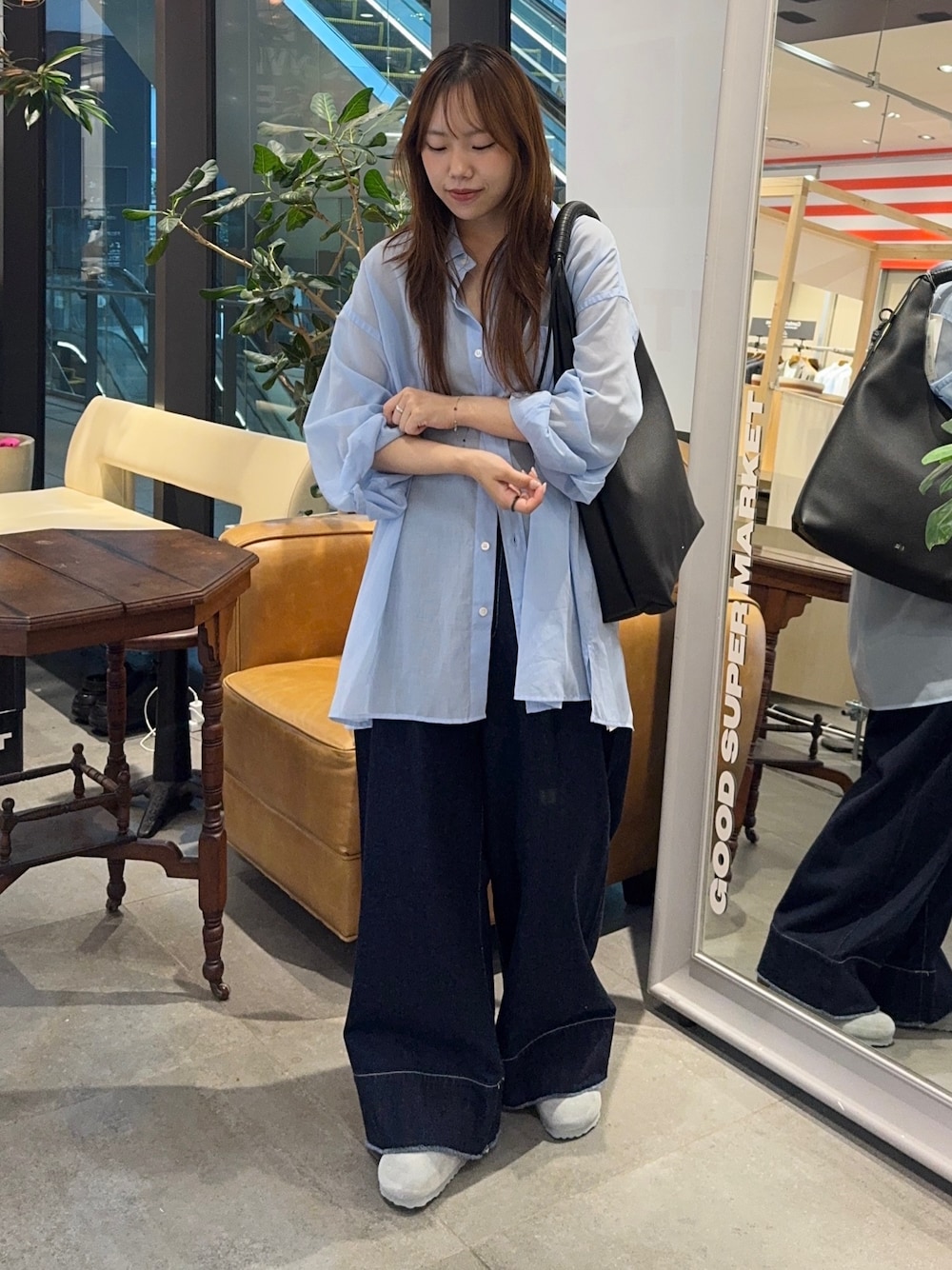 「秋服準備はじめました、トートバッグ、お出かけコーデ、季節の変わり目羽織コーデ、秋服、初秋コーデ、大人カジュアルコーデ、キレイめコーデ、デニムコーデ、シャツコーデ」｜「MIDIUMISOLIDの『別注』MIDIUMISOLID×TGM　sheer voile shirts（シャツ/ブラウス、ブルー系）」を使った、satsukiさん（骨格ウェーブ・レディース・157cm）の秋コーディネートの1枚目の写真