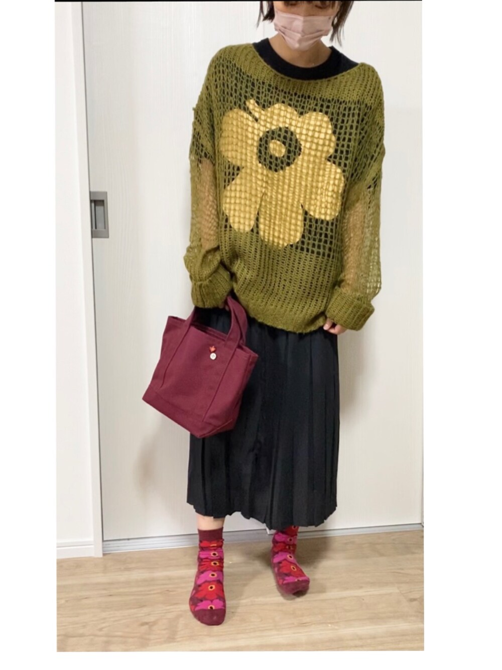 「オトナカジュアル、秋冬コーデ、レイヤードスタイル、透かし編みニット、マリメッコ、プチプラコーデ、カーキ、ほしとうみ」｜「marimekkoの【JAPAN EXCLUSIVE】CANVAS BAG / SEIDI（トートバッグ、レッド系）」を使った、mihonekkoさん（レディース・165cm）の秋コーディネートの1枚目の写真