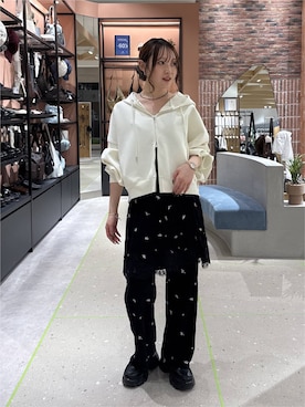 「LOWRYS FARM（ローリーズファーム）のシシュウベロアフレアパンツ 1063383（その他パンツ、ブラック系）」を使った、hinaさん（レディース・156cm）の秋コーディネート