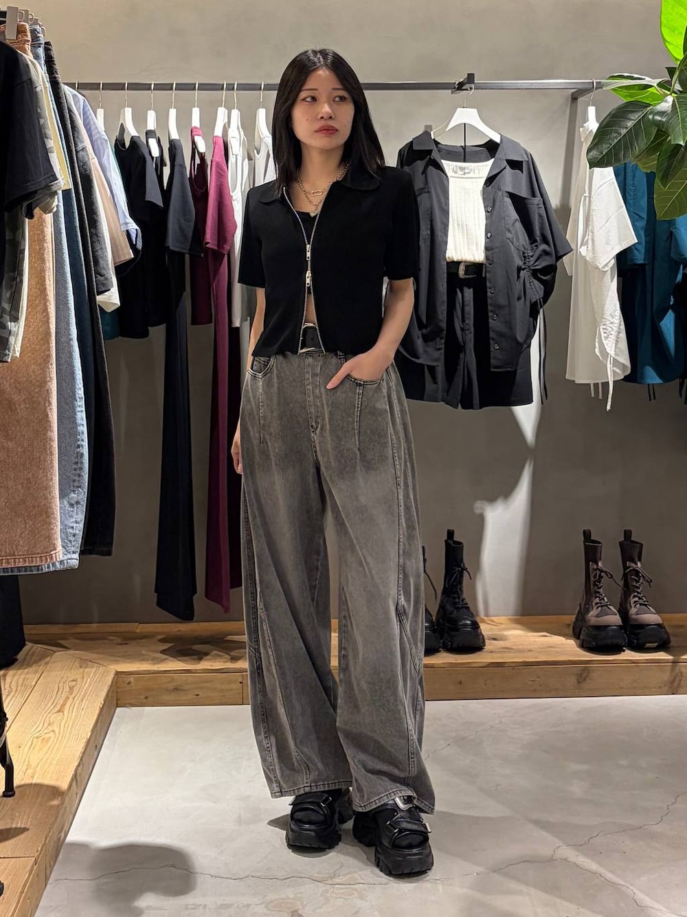 ブラック系のキャミソール、ブラック系のデニムパンツ、ブラック系のサンダルを着用したレディースの春コーディネートの1枚目の写真
