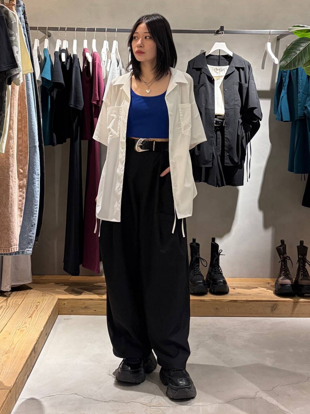 ブラック系のその他パンツ、ホワイト系のシャツ/ブラウス、ブラック系のベルトを着用したレディースの春コーディネートの1枚目の写真