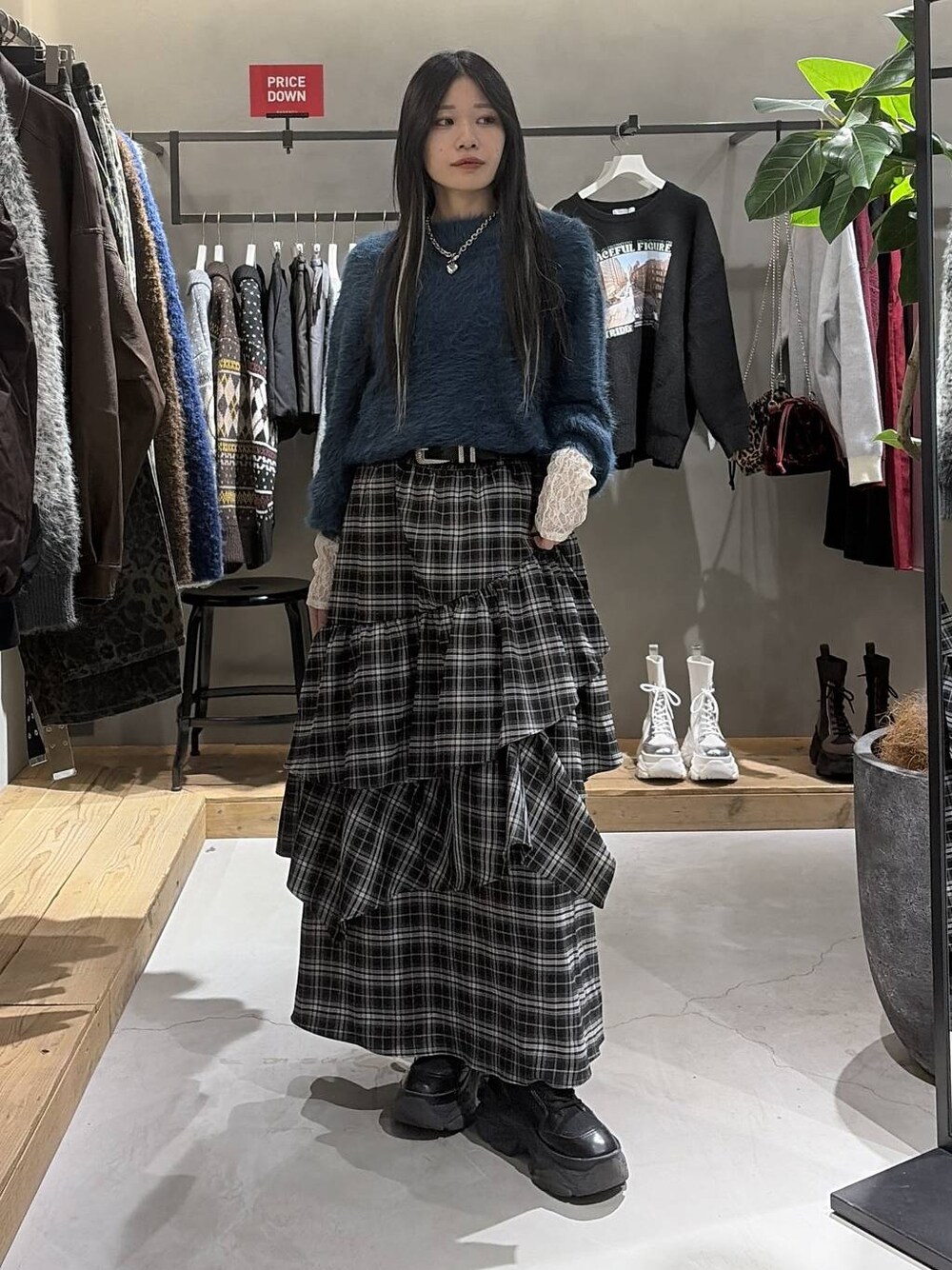 ブラック系のブーツ、ホワイト系のTシャツ/カットソー、ホワイト系のスカートを着用したレディースの冬コーディネートの1枚目の写真