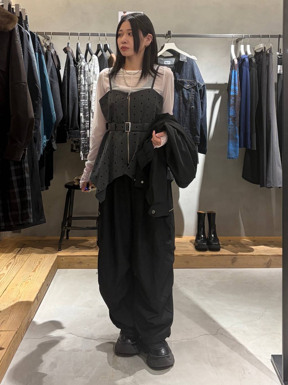 ブラック系のカーゴパンツ、ホワイト系のその他トップス、ブラック系のブルゾンを着用したレディースの秋コーディネートの1枚目の写真