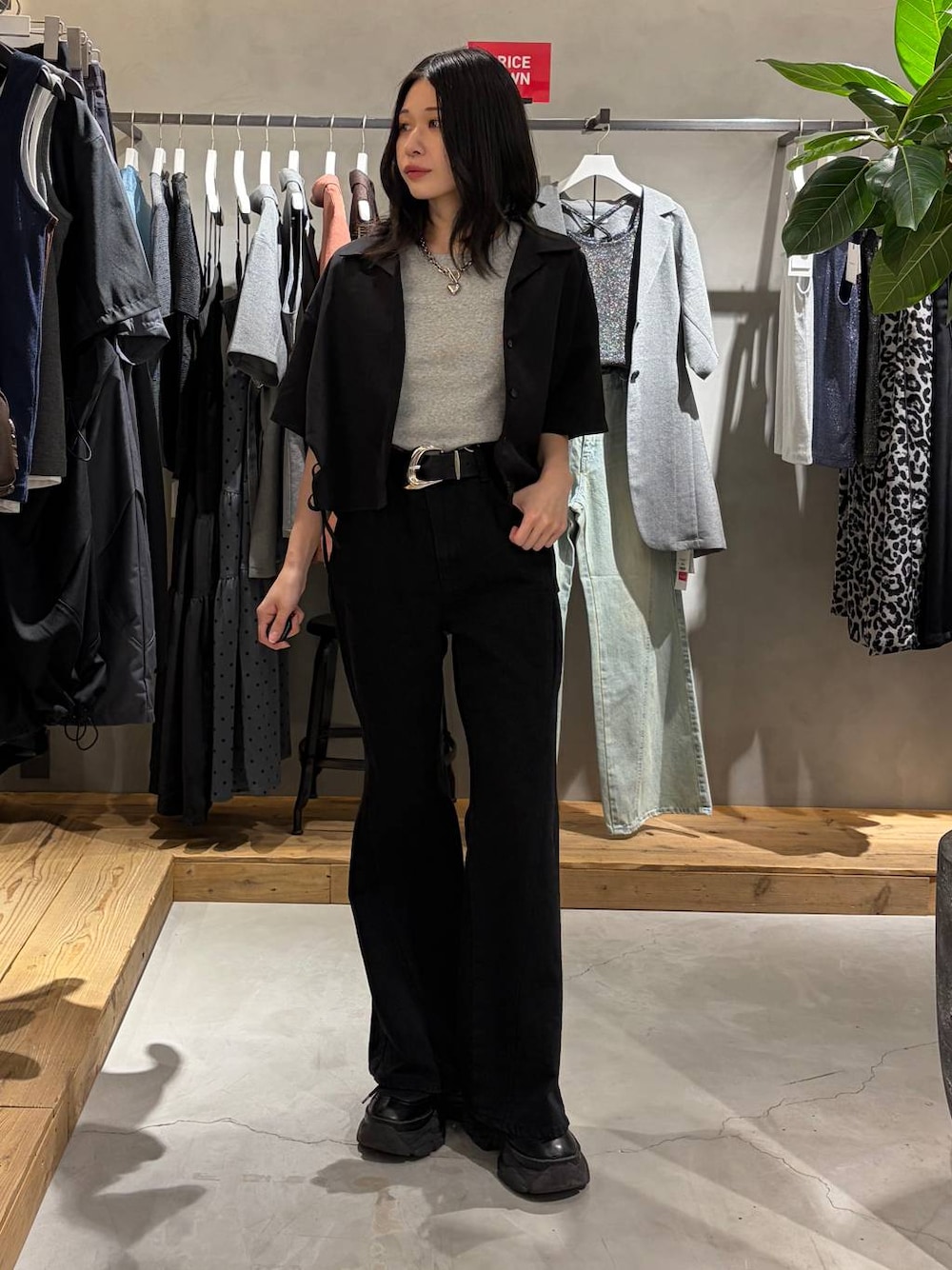 ブラック系のデニムパンツ、グレー系のTシャツ/カットソー、ブラック系のシャツ/ブラウスを着用したレディースの夏コーディネートの1枚目の写真