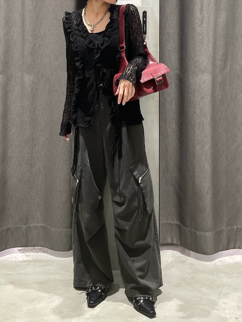 ブラック系のシャツ/ブラウス、グレー系のカーゴパンツ、ブラック系のパンプスを着用したレディースの夏コーディネートの1枚目の写真