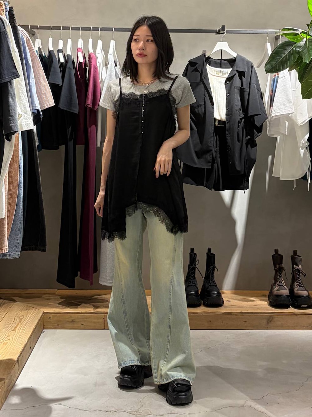 ブルー系のデニムパンツ、ブラック系のサンダル、グレー系のTシャツ/カットソーを着用したレディースの春コーディネートの1枚目の写真
