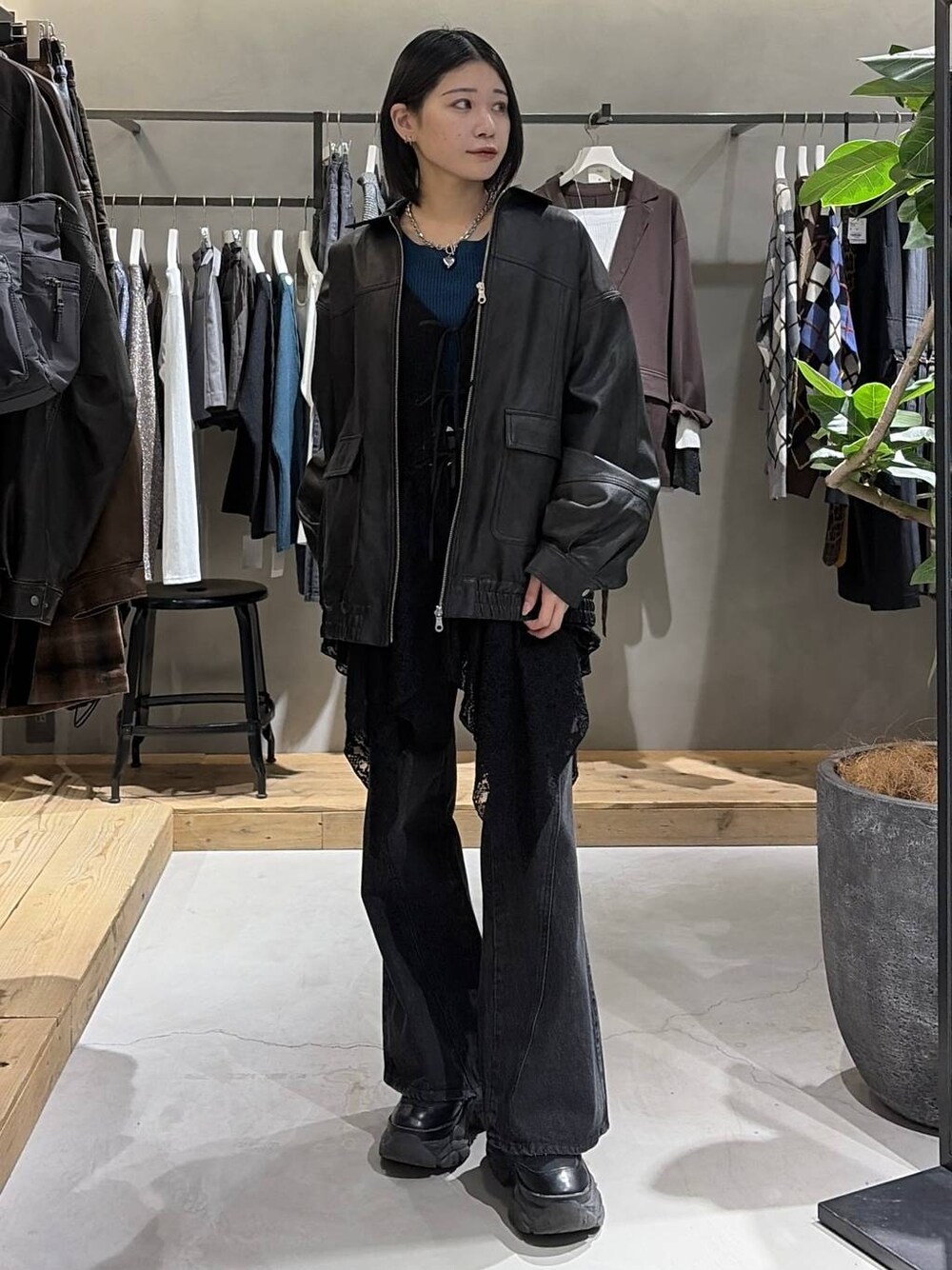 ブラック系のブーツ、ブラック系のデニムパンツ、ブラック系のブルゾンを着用したレディースの秋コーディネートの1枚目の写真