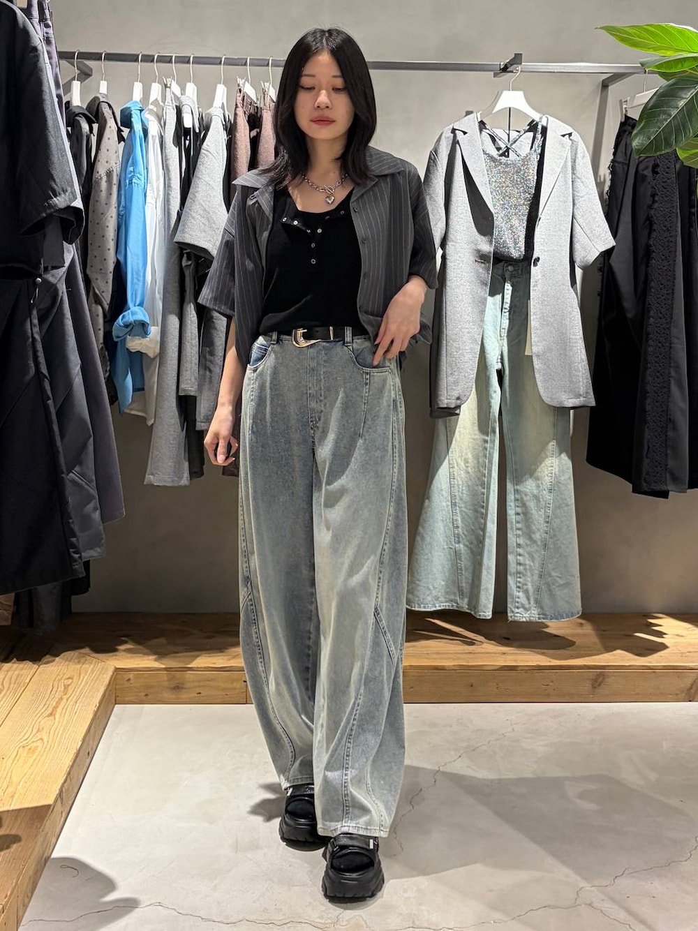 ブルー系のデニムパンツ、ブラック系のサンダル、ブラック系のタンクトップを着用したレディースの夏コーディネートの1枚目の写真