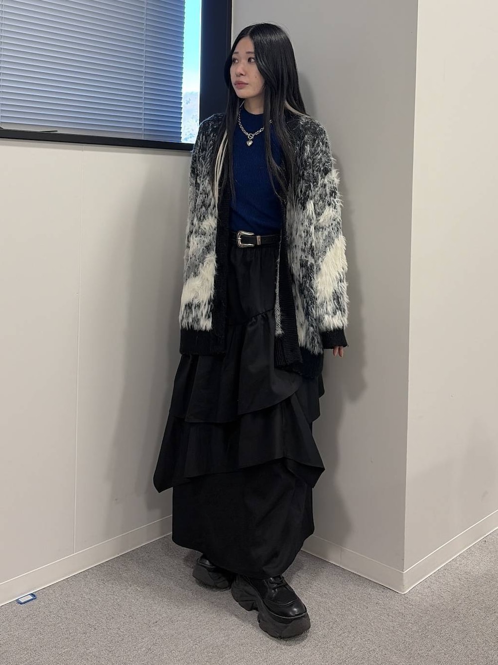 ブラック系のブーツ、ブラック系のスカート、ブラック系のカーディガン/ボレロを着用したレディースの冬コーディネートの1枚目の写真