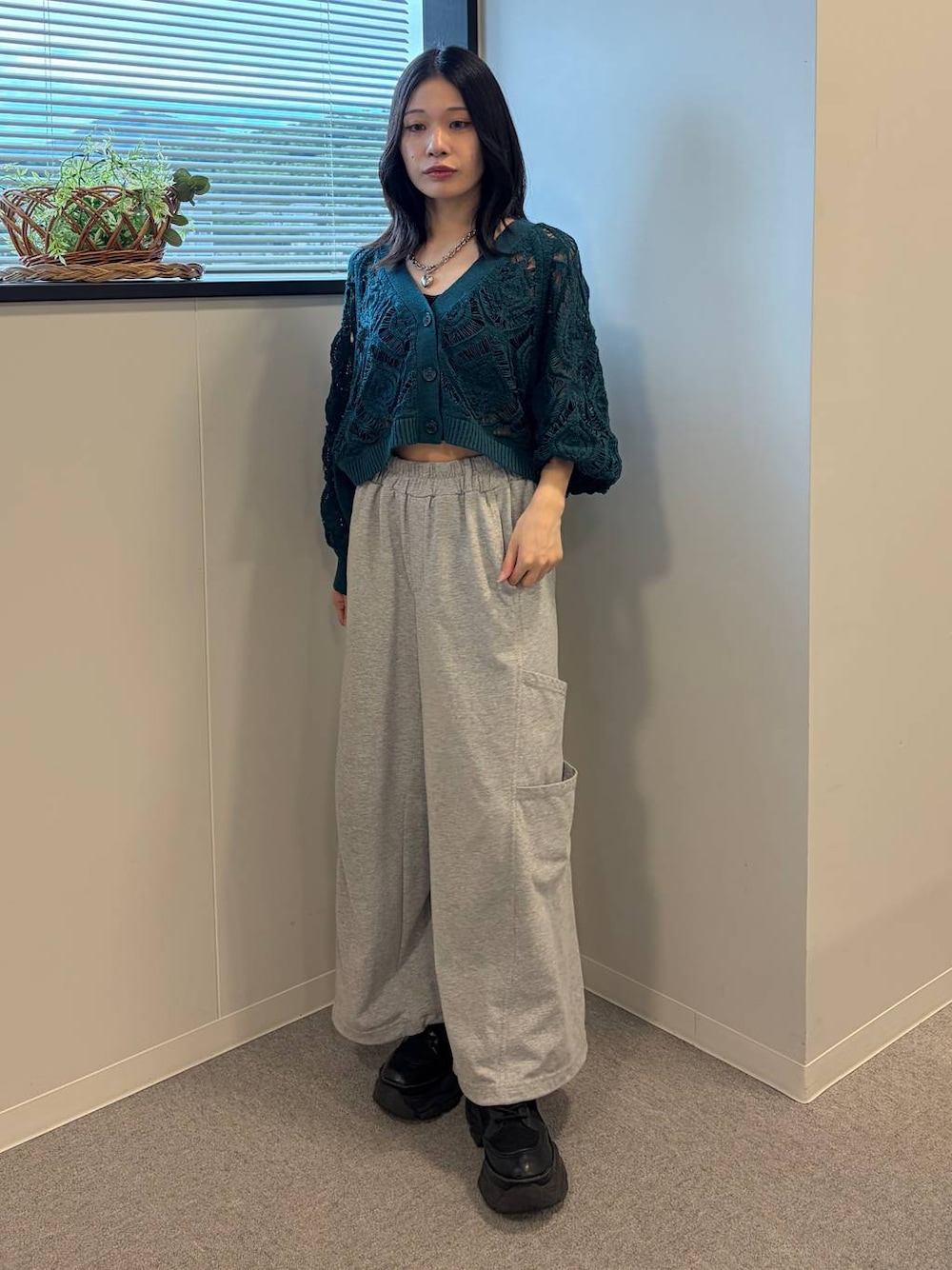 グリーン系のカーディガン/ボレロ、グレー系のスウェットパンツ、シルバー系のネックレスを着用したレディースの夏コーディネートの1枚目の写真