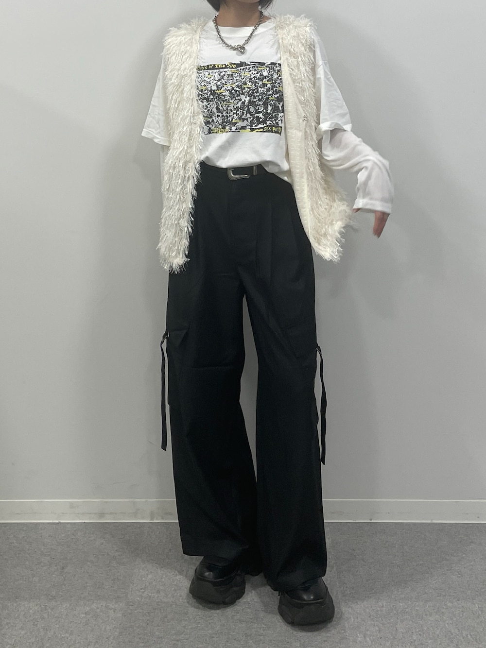 ホワイト系のTシャツ/カットソー、ホワイト系のベスト、ブラック系のブーツを着用したレディースの秋コーディネートの1枚目の写真