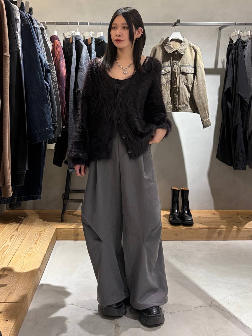 ブラック系のカーディガン/ボレロ、グレー系のその他パンツ、ブラック系のブーツを着用したレディースの秋コーディネートの1枚目の写真
